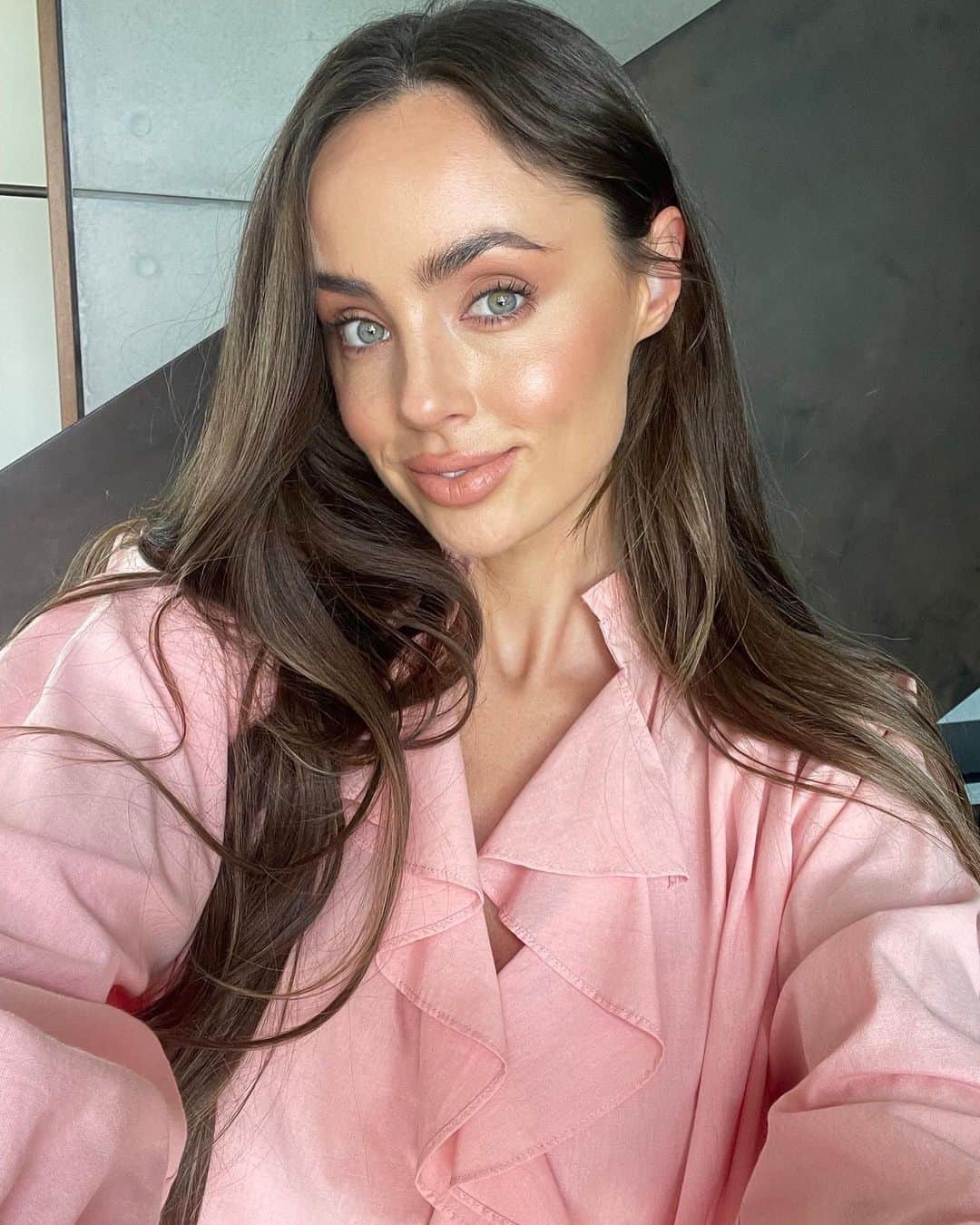 ELOUISE MORRISのインスタグラム：「Make up and hair by @xenia.elise for @alexandraaus 💗💄💋💙✨」