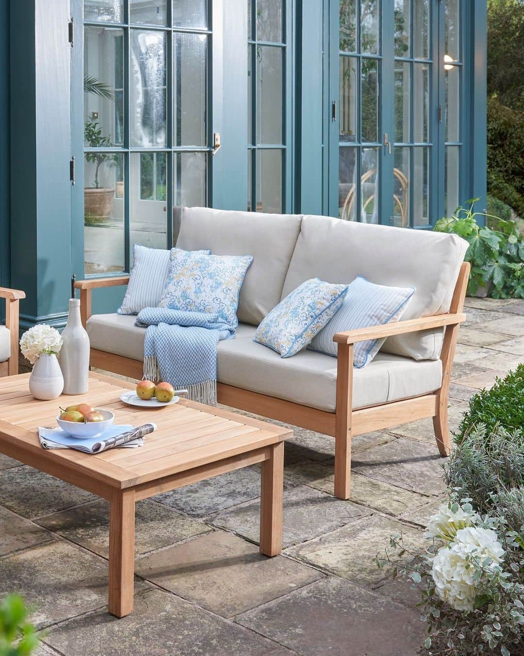 ローラアシュレイのインスタグラム：「Get your garden ready for the warmer season. ⁣ ⁣ Sit back and relax in the stunning Salcey sofa made from ethically sourced Teak wood. The clean lines of the wooden frame are beautifully accompanied by sumptuous foam and fibre-filled cushions in the Saunton water and UV-resistant fabrics.」