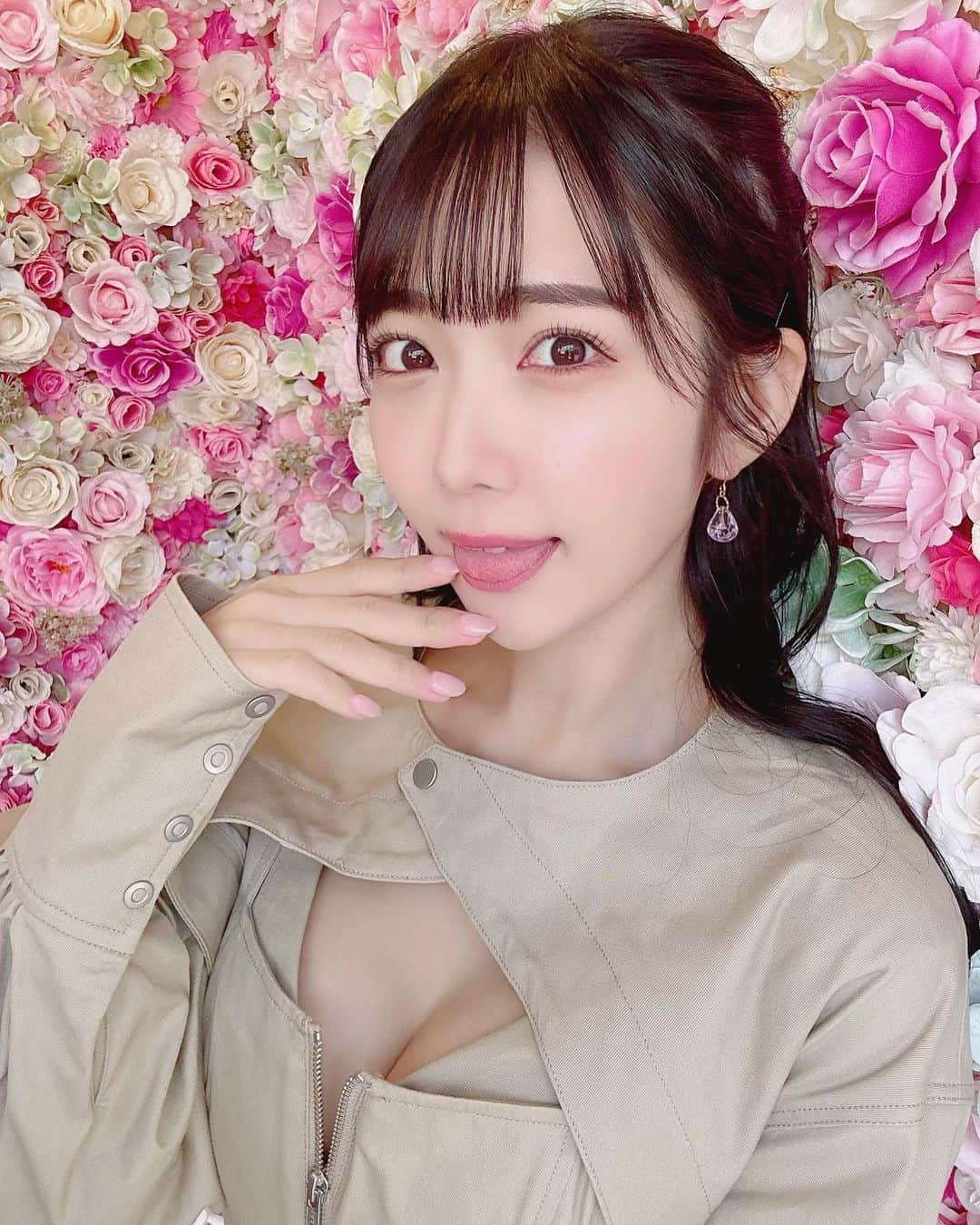 天羽希純のインスタグラム：「どの花が1番きれい…？🌸  #私服」