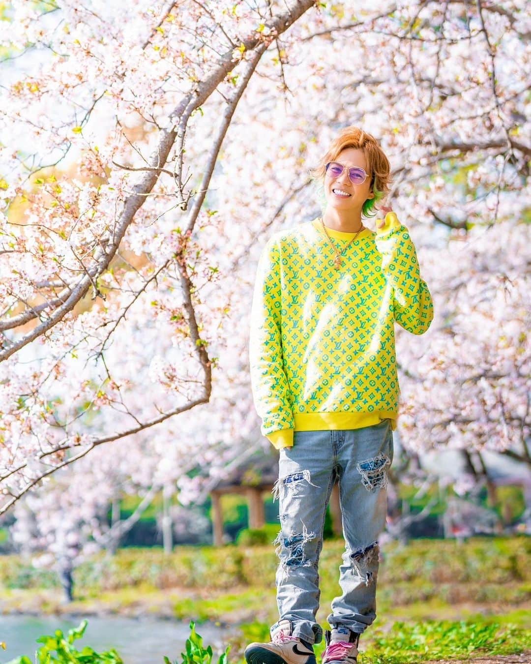 のインスタグラム：「桜より俺の方が満開じゃない？🌸 ⁡ 良いことがあるから笑顔になるんじゃなくて 笑顔でいれば良いことがある ⁡ #春木開 #桜男」