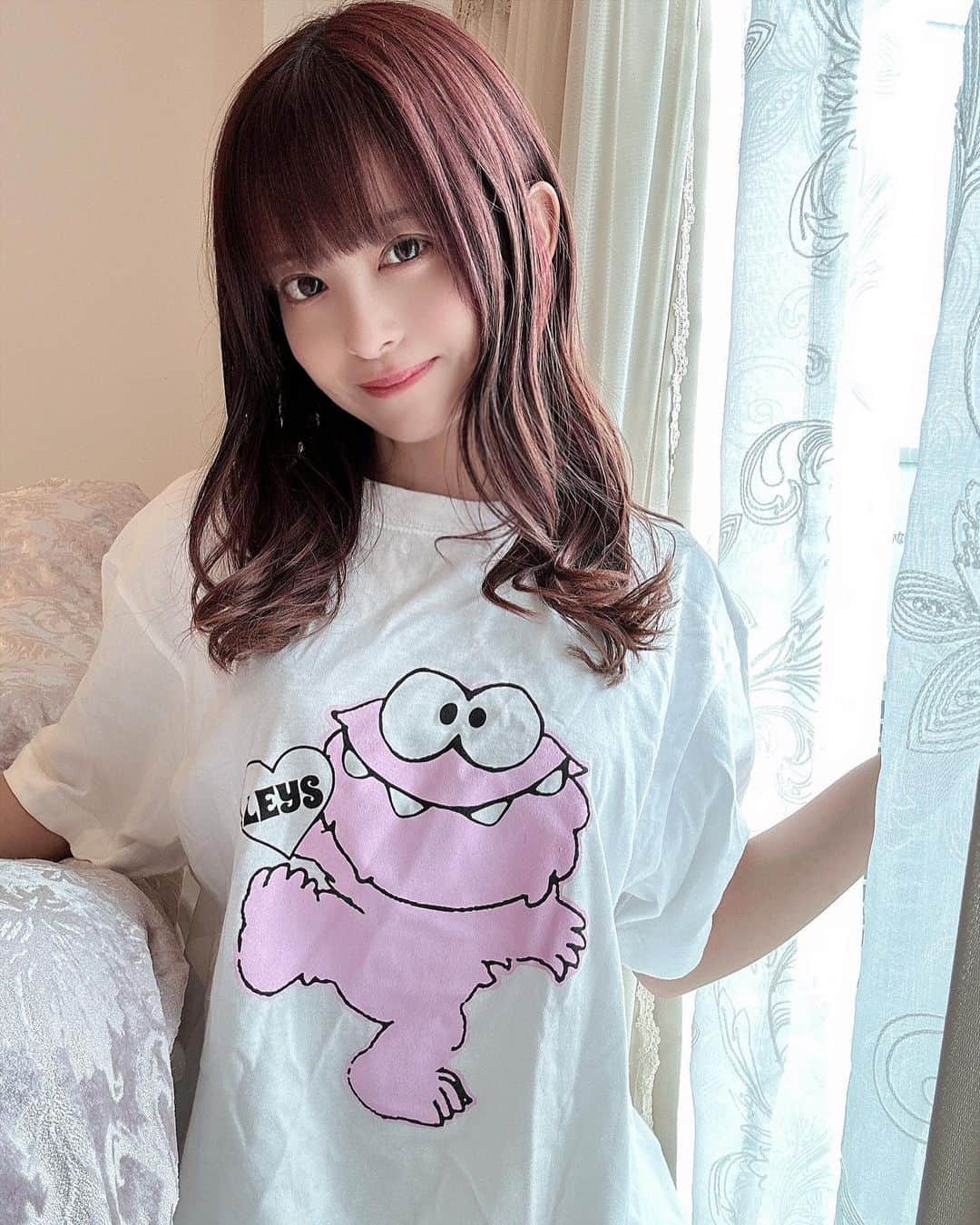 桜もこのインスタグラム：「やほー💓 ある日のまったりday✨　 Leysofficialstore（レイスオフィシャルストア） @leysofficialstore さんのTシャツかわいい！おっきいキャラクターもピンクで可愛くてお気に入り💓  #Tシャツ#Leysofficialstore #インスタグラビア#instalove #follow #グラビア #扎心了 #like #tokyo #ootd #style #photo #sexybody #love #instagravure #맞팔 #tagsforlikes  #东京 #model #Japanesegirl #photooftheday #tbt #igers #instadaily #lookgoodfeelgood」