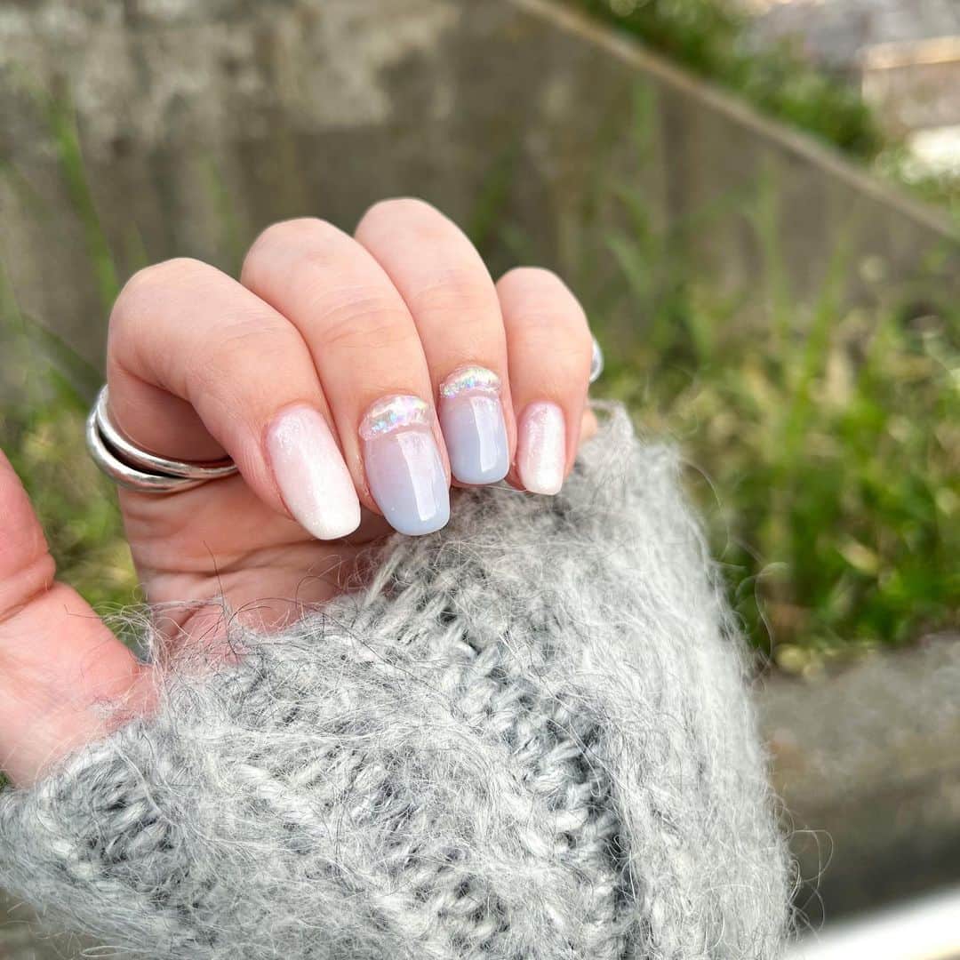 のインスタグラム：「今回のネイルもぎゃんかわです。  根元がぷっくりしているデザインなんだけど、オーロラとかミラー使ってるからシンプルなのに存在感がある🤍  この可愛さは静止画だと伝わりにくいから、2枚目に動画入れてます✌🏻  韓国のネイルサロンのデザインから探してきたんだけど、これ系のデザインまだやってる人あんまりいなさそうなので、人とかぶりにくいのでは🙆🏻‍♀️  ここ数ヶ月ずーっと、あれこれパーツ乗せるものよりもシンプルめなデザインが好みだな〜🫶🏻🤍  いつも可愛いネイルありがとう〜🤍 @yogiisso  ┈┈┈┈┈┈┈┈┈┈┈┈┈┈┈┈┈┈┈┈  #ネイル #ネイルサロン #恵比寿ネイルサロン #トレンドネイル #ネイルデザイン #韓国ネイル #シンプルネイル #オーロラネイル #ミラーネイル」