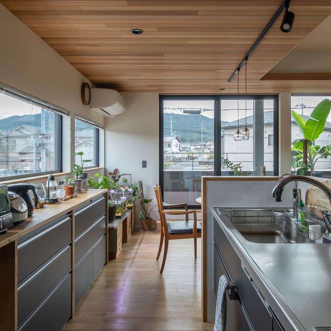 ルポハウス一級建築士事務所さんのインスタグラム写真 - (ルポハウス一級建築士事務所Instagram)「・ ・ ・ 《毎日の暮らしを楽しむ2階リビングの家/湖南市》  インテリアグリーンと遠景に見える山の緑に癒やされるダイニングキッチンです。 ・ ポーターズペイントのキッチンには、波打つグラデーションが美しいタイルを合わせて。 ・ ・ ・ 𓐌𓐌𓐌𓐌𓐌𓐌𓐌𓐌𓐌𓐌𓐌𓐌𓐌𓐌𓐌𓐌𓐌𓐌  ルポハウスの施工事例はこちらまで☞ @reposhouse  𓐌𓐌𓐌𓐌𓐌𓐌𓐌𓐌𓐌𓐌𓐌𓐌𓐌𓐌𓐌𓐌𓐌𓐌 ルポハウス はちょっとかっこいい家 を"友人のために" という思いでつくっています。 一生に一度の#マイホーム。 「あなたにしかできない」×「ルポハウスだからできる」で、 私たちだけの#家づくり を思いっきり楽しんでみませんか？！ ・ ・ ・ #住宅 #注文住宅 #マイホーム計画 #家づくりアイデア #新築一戸建て #滋賀の設計事務所 #リビング #リビングインテリア #リビングダイニング #2階リビング #無垢床 #ナラ材 #下がり天井 #下がり天井リビング #ウエスタンレッドシダー #ウエスタンレッドシダーの天井 #レッドシダー #レッドシダーの天井 #造作カウンター #キッチンインテリア #名古屋モザイクタイル #クロジョーロ #リクシルキッチン #リクシルカップボード #ポーターズペイント #施主施工」4月6日 15時23分 - reposhouse