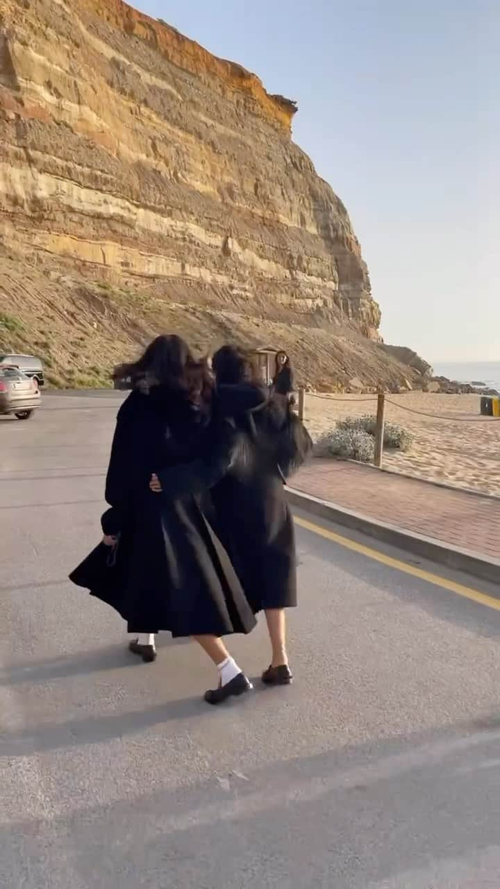 イマン・ハマンのインスタグラム：「Sisters 🕊🕊」