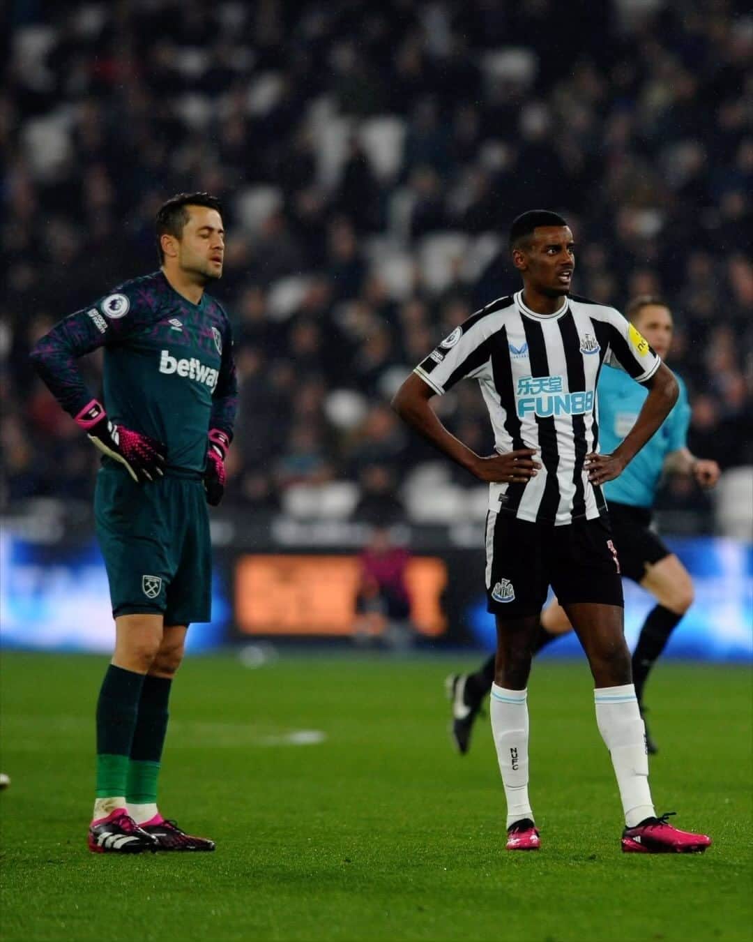 アレクサンデル・イサクのインスタグラム：「Enjoyed that team performance last night! 🌟🖤 @nufc」