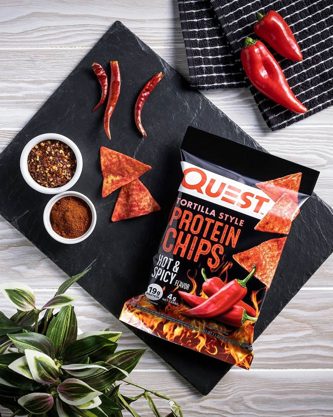 questnutritionさんのインスタグラム写真 - (questnutritionInstagram)「WHO’S TRIED THEM!? 🔥🌶️ To all who’ve been asking for a hotter chip…this one’s for you 🤝  #OnaQuest #QuestNutrition #QuestChips」4月7日 0時50分 - questnutrition