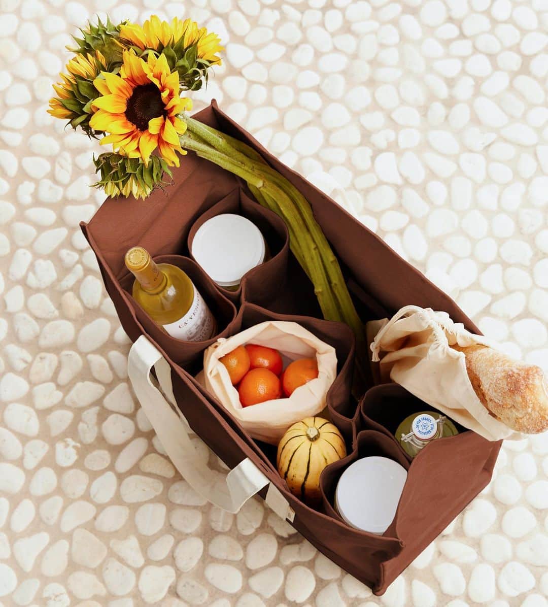 フィードプロジェクツのインスタグラム：「A ludicrously capacious bag for spring.」