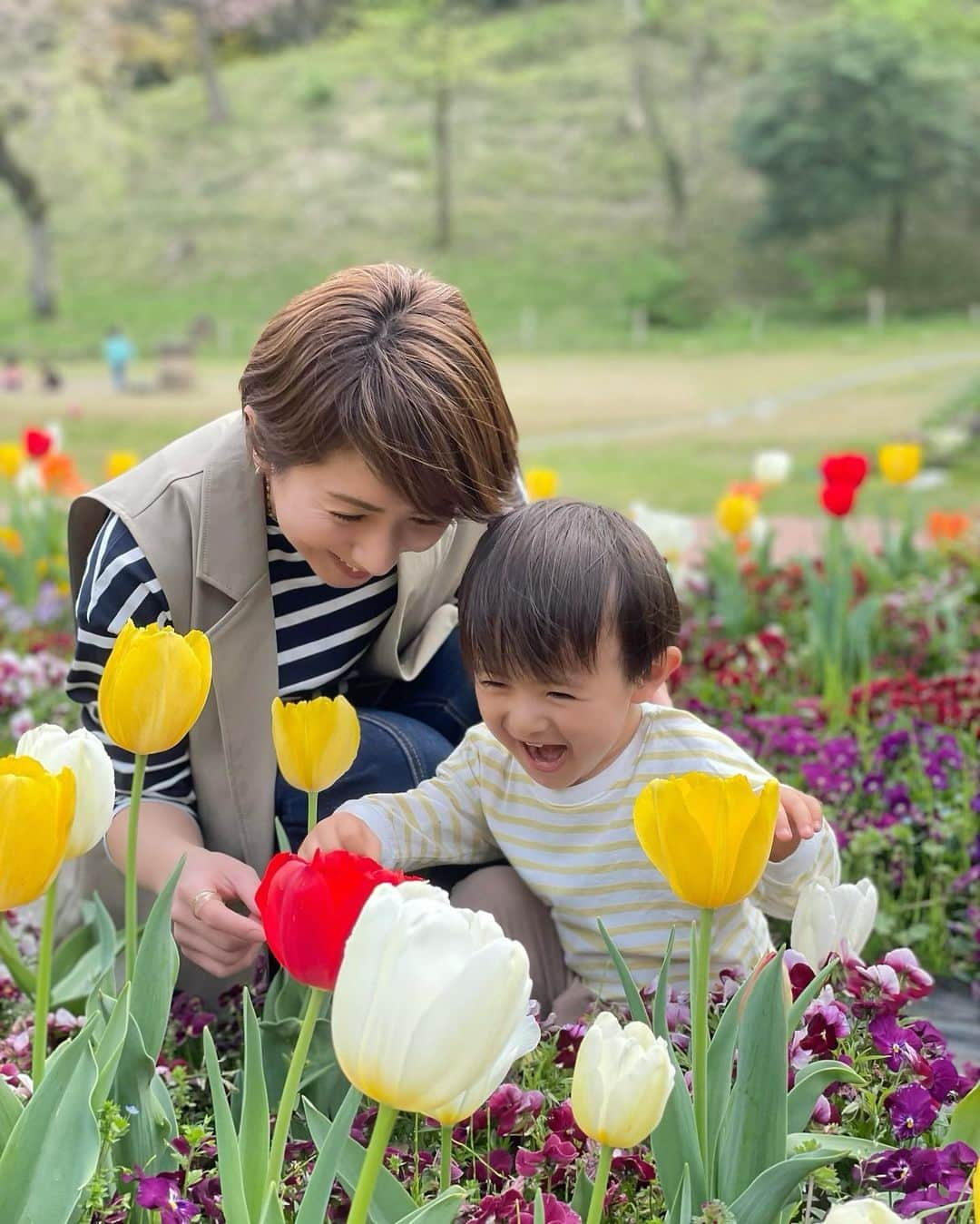 石原あつ美のインスタグラム：「＊ -picnic-  先日ちょっと大きな公園へ。　  たくさんお花が咲いてたのでしばし観賞🌷 花の周りをピョンっと跳ねるバッタや蝶を見つけては嬉しそうにケラケラ♪  とおもいきや！  これでもか！と全速力で芝を駆け回りだす息子ッチ。 『そうだ、、、ゆっくり花なんて見てられないんだったわ！』とチョロ助を追いかけ回し私も旦那もヘロヘロに🫠  周りにいたご夫婦がその姿を見ていて笑ってた…YO!!  すみません〜なんて苦笑いしながら ご夫婦の前を何度もウロチョロしてました😅  ゆっくりできたのは、唯一テントの中でお昼ご飯食べてる時だけ🍟✨ それも15分ほど…😂  止まることを知らない元気な息子っちでした♪  #育児 #育児日記 #2歳#男の子ママ #公園 #公園遊び#チューリップ」