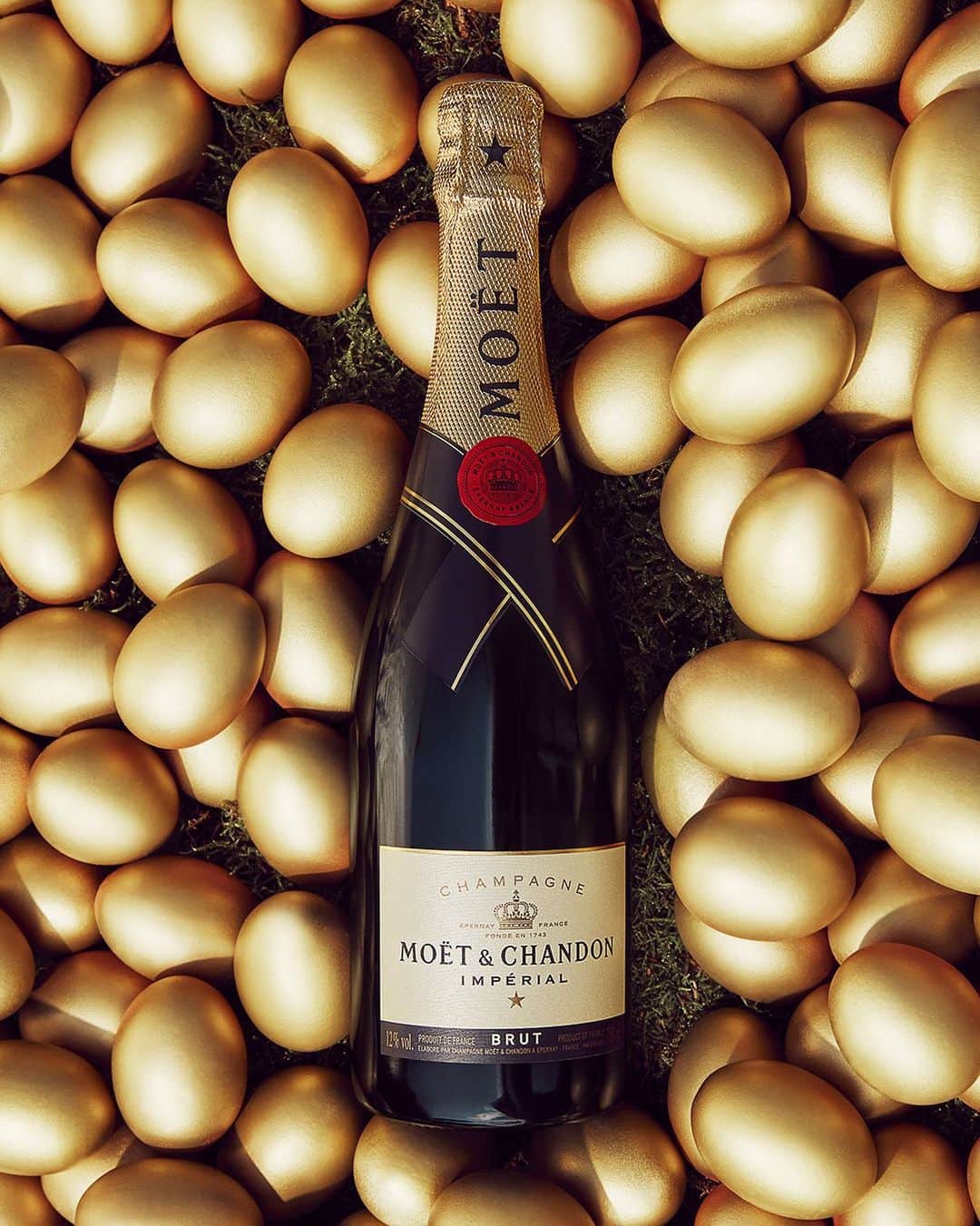 Moët & Chandon Officialのインスタグラム：「The golden gift of a next-level Easter egg hunt.  Shop your Moët Impérial bottle on @clos19official for your Easter celebrations.  #ToastWithMoet #MoetImperial #MoetChandon  This material is not intended to be viewed by persons under the legal alcohol drinking age or in countries with restrictions on advertising on alcoholic beverages. ENJOY MOËT RESPONSIBLY.」