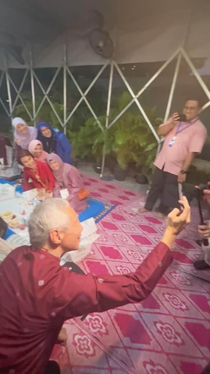 リー・シェンロンのインスタグラム：「Joined a buka puasa (breaking of fast) at @alkhair.mosque this evening.  The solidarity of the Muslim community in preparing for Ramadan activities is always heartening to see. It’s a busy time for all, including mosque staff and volunteers who prepare and distribute bubur masjid, provide meals for buka puasa, organise prayers, and ensure that the disadvantaged and less fortunate are not forgotten during this period of reflection and celebration.  Tonight marks the start of the 16th day of Ramadan, which means our Muslim brothers and sisters have reached the halfway mark of their fast. With Hari Raya Puasa fast approaching, I wish everyone well and may the remaining days of this season be filled with love and gratitude. Selamat Berpuasa and have a blessed Ramadan! – LHL  (PMO Video by Farez Juraimi)」