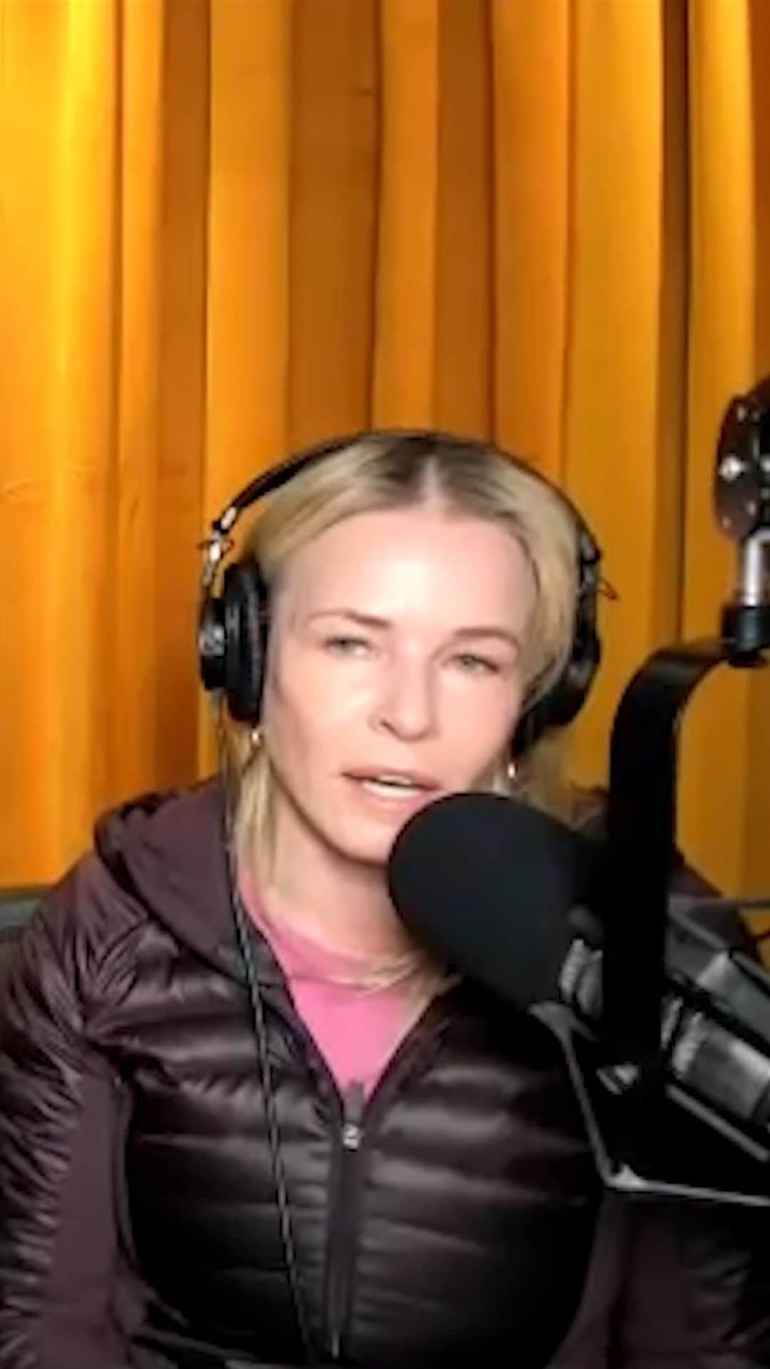 リンゼイ・ボンのインスタグラム：「@lindseyvonn joins me on new episode of Dear Chelsea today. FYI, she took me skiing this weekend and I’m still recovering as you can see in my stories.」