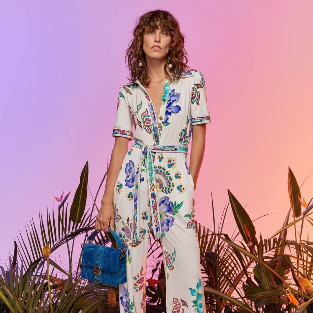 のインスタグラム：「La combinaison GARGEE allie l'esprit des années 70 et l'élégance des soirées paradisiaques au cœur de la mer Caraïbes. ** GARGEE jumpsuit combines the spirit of the 70's and the elegance of heavenly evenings in the heart of the Caribbean Sea.  #LEONARD #LEONARDPARIS #LeonardSS23 #SS23 #SpringSummer23」