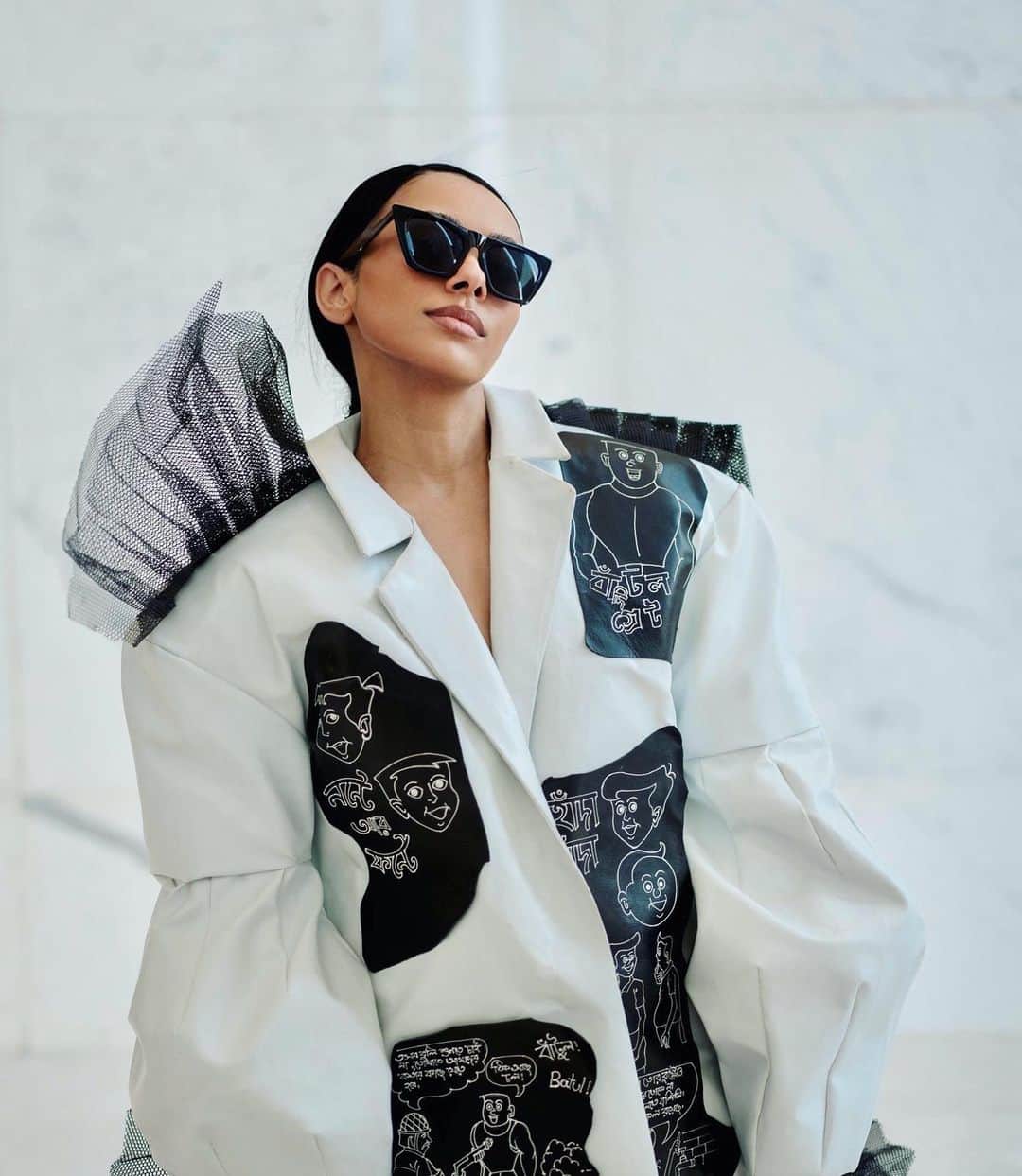 カテリーナ・グレアムのインスタグラム：「Day 3:  Our last day at the @nmacc.india art show, curated by Ranjit Hoskote and Jeffrey Deitch.  My jacket was made by designer Supriti Chatterjee from her graduate design collection at the @ESEDSSchoolofDesign in Kolkata, India.   It is the first International design school in India to address the urgency of integrating ethical design processes and the theme of sustainable design into its curriculum.   Supriti Chatterjee comes from a humble background from Sreerampore, West Bengal where her father works in a shoe factory.   Her work is a tribute to the legendary Bengali comic artist, writer and illustrator Narayan Debnath who passed away in 2022. He had created the comic strips like Bantul the great, Handa Bhonda and Nonte Phonte.   Oh my birthday twin @boseh1 If only you were as much of a ham as me, we would be identical 😂  We sat on your couch, and talked about what it actually means to be invited to come and celebrate the opening of the @nmacc.india cultural center in Mumbai.   What do I have to offer this experience? How can I leave India having had given, and not just received?  So I asked you to help find me a young fashion student in India, from a small town. You suggested the Eseds fashion school in Kolkata, where you are from… I wanted to showcase someone who could be recognized for their work and creativity. And you found her…   This. THIS is how I wish to contribute as an artist, and overall person in my life.   Thank you for holding my hand and leading me closer to who I am. As I have found from this weekend, your best friends will always be the ones who will guide you closer to your truth.」