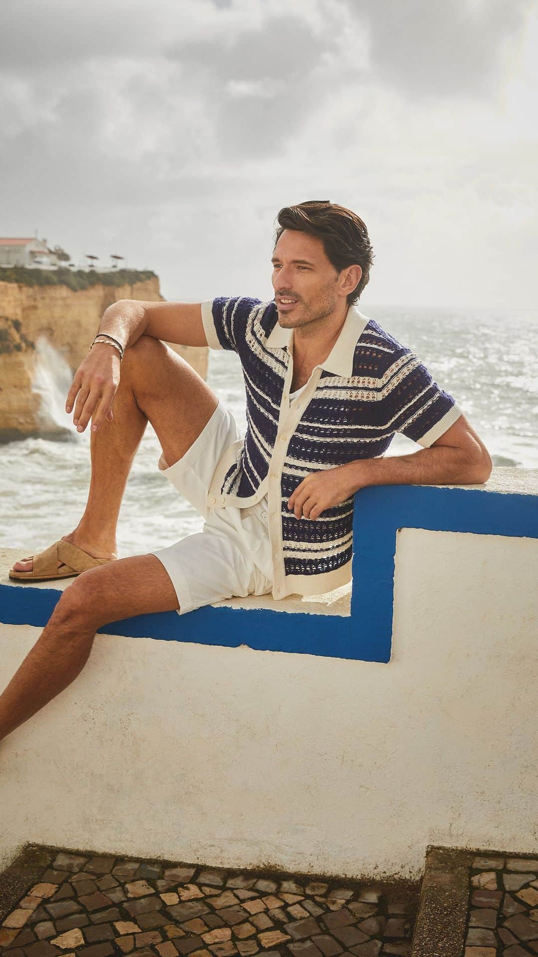 トッドスナイダーのインスタグラム：「Introducing the April '23 Collection. Available online and in-store now.  Inspired by the coasts of Portugal and Morocco, this month’s collection juxtaposes polished tailoring and homespun textures. Look for Open-Knit Sweater Polos and Shirt Jackets in fabrics reminiscent of Tuareg rugs. Plus, our Dylan jacket returns in new colors, including Sand and Light Indigo.  — — — —  Campaign Credits Photography: @klt63 Fashion Director: @jimmooregq Creative Direction: @pmgutman Editor-In-Chief: @johnbrodieny Art Direction: @mstipano Talent: @andresvelencoso @trewproductions  Videographer: @theraquelsousa Video Editing: @father_risky Grooming: @bentalbott Production: @tararehakproductions @southwest_productions」