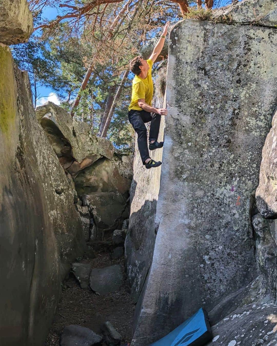 アレックス・オノルドのインスタグラム：「I’ve been bouldering in Font for a month now and have been loving the family friendly bouldering. I’ve taken almost no pictures but enjoyed the whole time. Even the frequent rain has mostly just been a good natural excuse to take much needed rest days. @ropeandsummit took this picture of me climbing the aptly named L’Angle Parfait (the perfect arete). It was the quintessential Font boulder - tricky and insecure until I found the correct body position and then it didn’t feel so bad. Thanks to @blackdiamond for hooking us up with bouldering pads for the trip - I’ve managed to escape injury so far!」