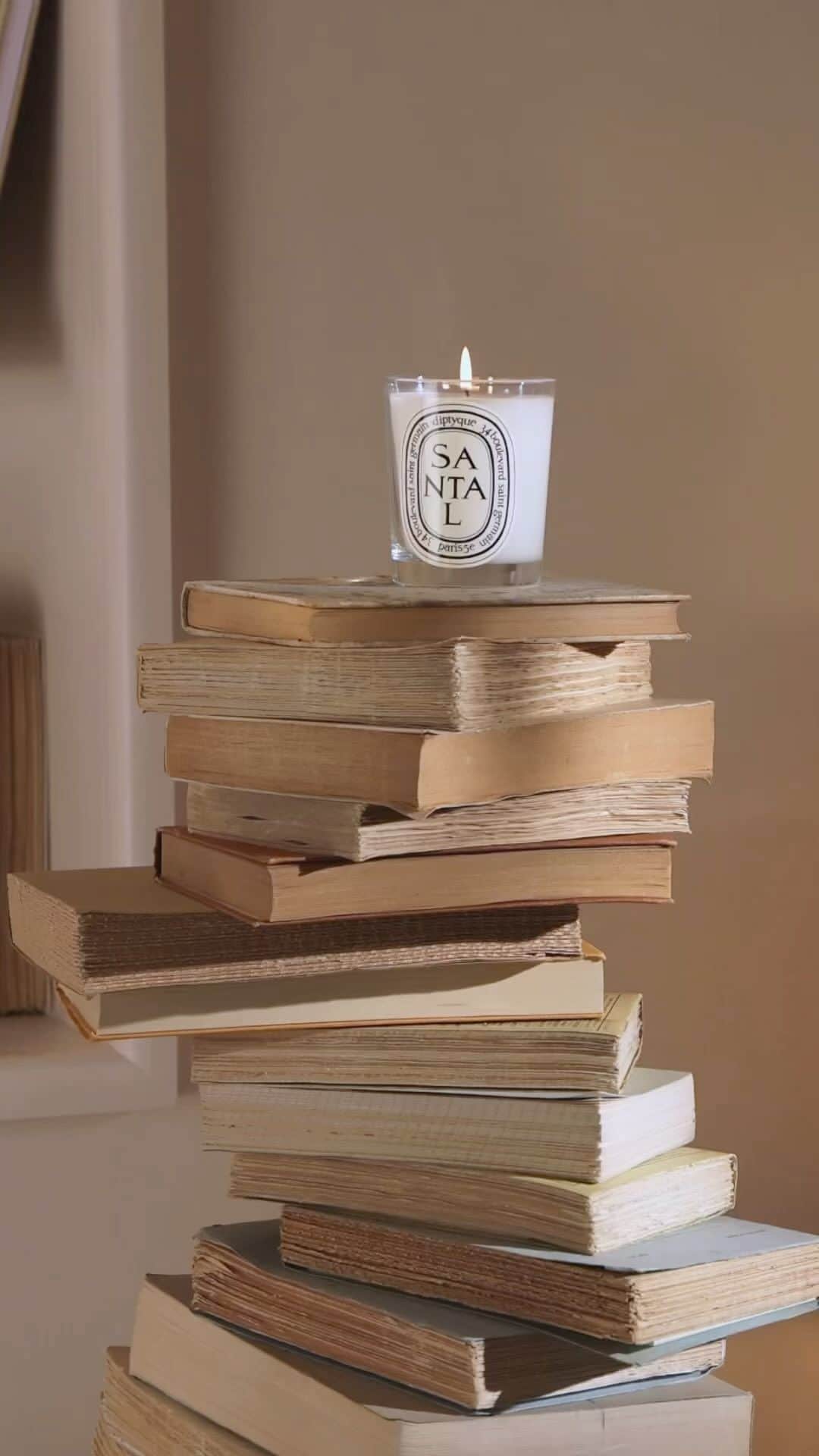 のインスタグラム：「At the top of the pile… …a story takes shape in scents. That of a stroll through a forest in Asia, where freshly cut sandalwood releases its spicy, velvety fragrance. Diptyque’s Sandalwood candle tells the tale, in silence and scented accords.  #diptyque #diptyqueparis」