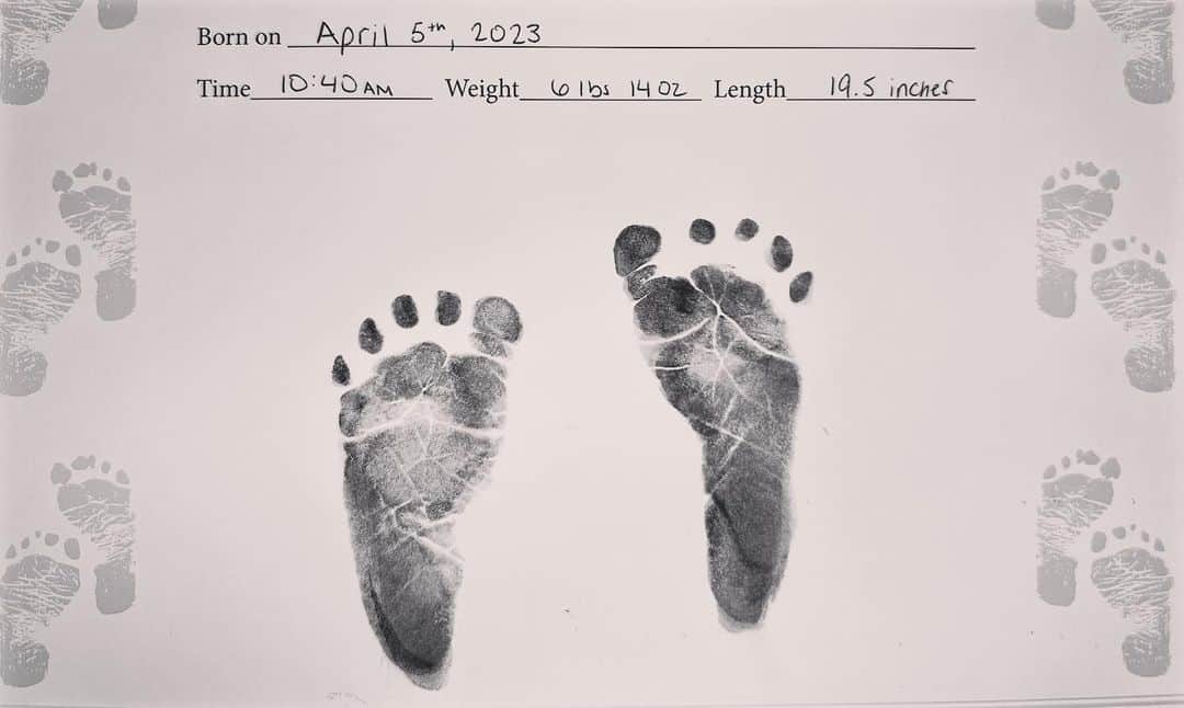 エミー・ロッサムのインスタグラム：「04.05.23 On a foggy Wednesday morning, our son was born.」