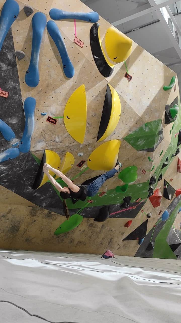 ユリア・クルーダーのインスタグラム：「Shiny yellow holds to bring some sunshine into my life ☀️ @bolderscena @scarpaspa  🎥: @novakenej」