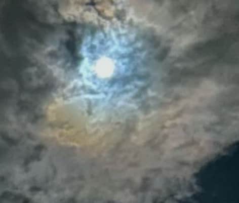 土屋眞弓のインスタグラム：「月光と雲  #月光」