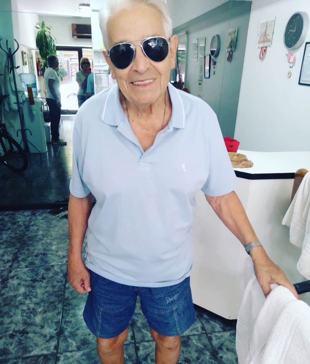 ニコラス・パレハのインスタグラム：「93 años chirolitaaaaa !! Muy feliz cumpleaños viejo loco , no te das una idea cómo te extraño ! Te deseo el mejor de los días abuelo ! Te quiero mucho viejo ! ❤️🎁🎂👴🏻 @rosipareja1939」