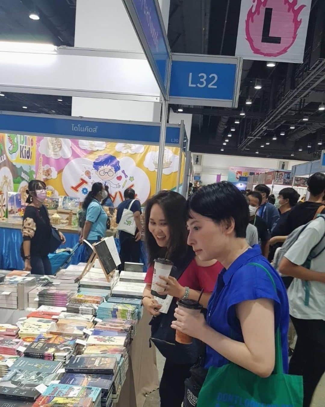 松田青子さんのインスタグラム写真 - (松田青子Instagram)「タイ語版の『おばちゃんたちのいるところ』は、はじまったばかりのフェミニスト出版社EKAさんから出た1冊目の本でした。今回国際交流基金さんからタイ行きのお話をいただいてからずっと、EKAのお二人(ジョイさんとナットさん)と翻訳者のミーンさんにお会いできるのを楽しみにしていました。実際お会いして、短い間でしたが、いろいろお話したり、遊んでもらったりして、すごく楽しい毎日でした(あとEKAさんすぐグッズつくろうとする印象があるんですけど、すぐグッズつくろうとする人に悪い人はいないので)。イベントを通じて、素敵な方々に出会うことができて、ハッピーでした✨✨✨✨✨」4月7日 1時53分 - matsudaoko
