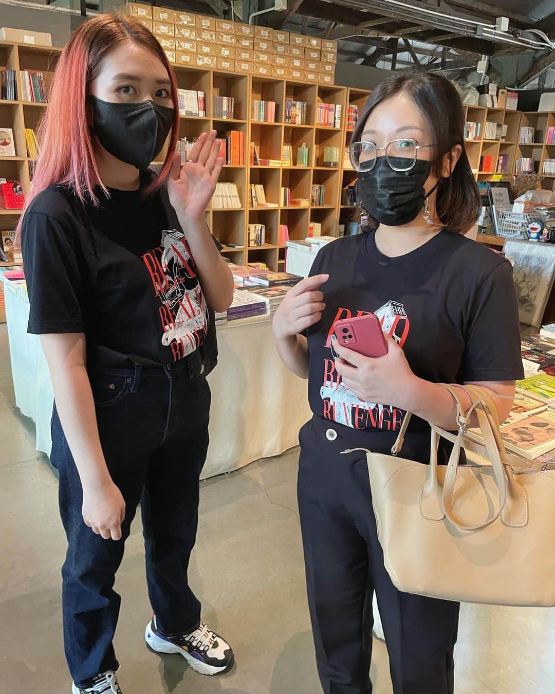 松田青子のインスタグラム：「タイ語版の『おばちゃんたちのいるところ』は、はじまったばかりのフェミニスト出版社EKAさんから出た1冊目の本でした。今回国際交流基金さんからタイ行きのお話をいただいてからずっと、EKAのお二人(ジョイさんとナットさん)と翻訳者のミーンさんにお会いできるのを楽しみにしていました。実際お会いして、短い間でしたが、いろいろお話したり、遊んでもらったりして、すごく楽しい毎日でした(あとEKAさんすぐグッズつくろうとする印象があるんですけど、すぐグッズつくろうとする人に悪い人はいないので)。イベントを通じて、素敵な方々に出会うことができて、ハッピーでした✨✨✨✨✨」