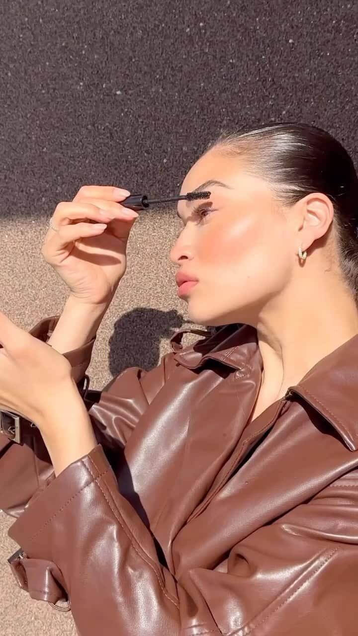 のインスタグラム：「I am so excited to announce my new clean makeup brand, Sala (@sala.byshanina) in collaboration with @beaubble and my beloved community.  I’ve been developing a new mascara that I am absolutely in love with. The formula is AMAZING – it gives a dramatic look without clumping or flaking throughout the day!   If you want to join me in testing out the lab samples to finalize the formula, my community on http://beaubble.com is now live to enroll for product testers. Spots are limited, so head to my stories to sign up as a product tester before it closes on Saturday!  Stay tuned for all the details and behind-the-scenes action. Huge thanks to my supportive community! 🖤」