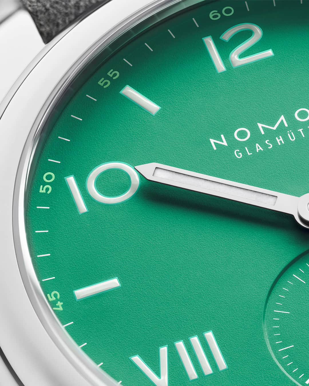 ノモスさんのインスタグラム写真 - (ノモスInstagram)「Did you know that today is "green Thursday" in Germany? We traditionally eat meals with green vegetables to celebrate on this day—but wearing it on your wrist is an excellent alternative!  #nomos #nomosglashuette #glashütte #madeinglashuette #watchmaking #nomosclub #eastern #easter #eastergift #watchfam #happyeaster #nomosclubcampus」4月7日 2時00分 - nomos_glashuette