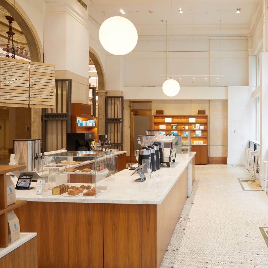 Blue Bottle Coffeeのインスタグラム：「In case you’ve missed it, we’ve got a Happy Hour special for you every Thursday from 2-4 pm local time in all of our U.S. cafes. For the rest of the spring season, buy one cold brew and enjoy the second half off. One for you and one for a friend…or not. ⁠ ⁠ Blue Bottle Happy Hour⁠ Thursday’s, 2-4 pm Local Time⁠ All U.S. Cafes⁠ ⁠ **In-cafe redemption only.」