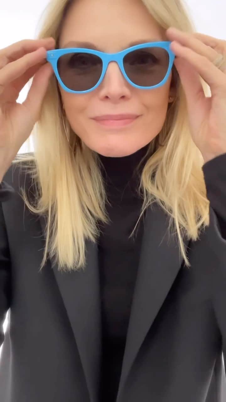 Warby Parkerのインスタグラム：「Stop scrolling and start flipping 🤸 @michellepfeifferofficial is wearing Flippies™, our limited-edition frames made in collaboration with @jimmyfallon! 100% of proceeds go toward Pupils Project, our program that provides free vision screenings, eye exams, and glasses to school children in the U.S. 💙」