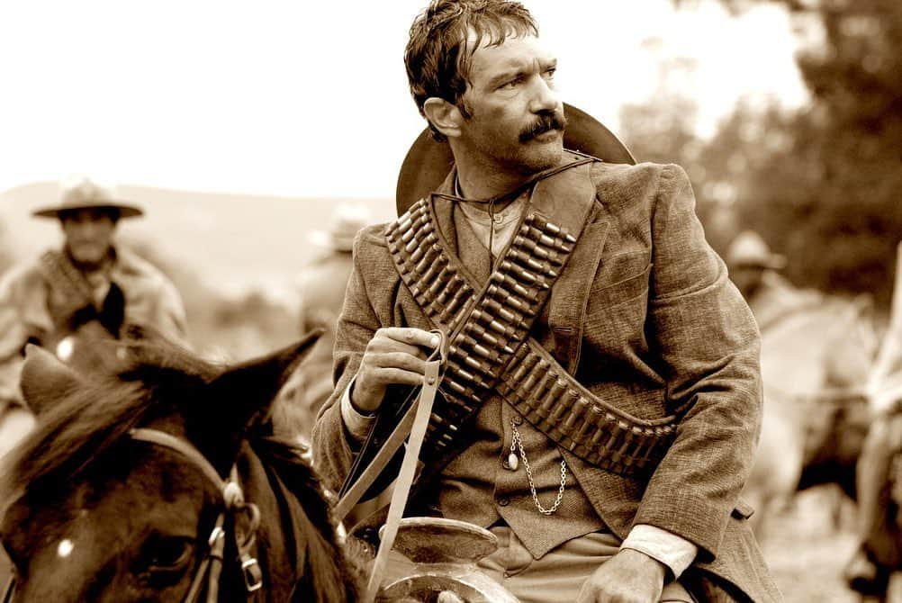 アントニオ・バンデラスさんのインスタグラム写真 - (アントニオ・バンデラスInstagram)「Remembering "And starring Pancho Villa as himself".  #TBT 2003  #throwback #movie #panchovilla   Photo Rico Torres」4月7日 2時04分 - antoniobanderas