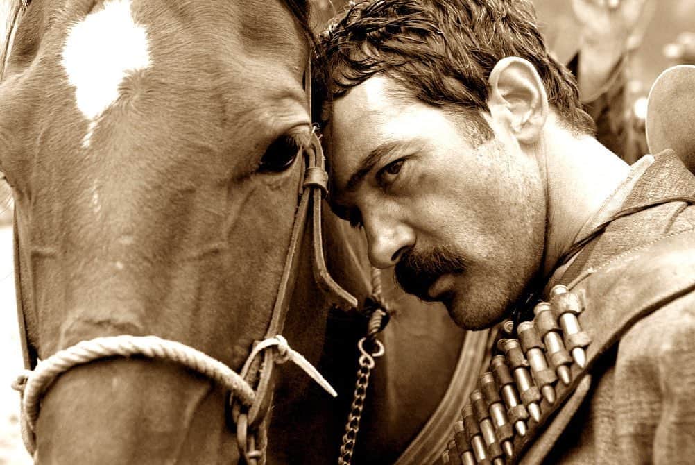 アントニオ・バンデラスさんのインスタグラム写真 - (アントニオ・バンデラスInstagram)「Remembering "And starring Pancho Villa as himself".  #TBT 2003  #throwback #movie #panchovilla   Photo Rico Torres」4月7日 2時04分 - antoniobanderas