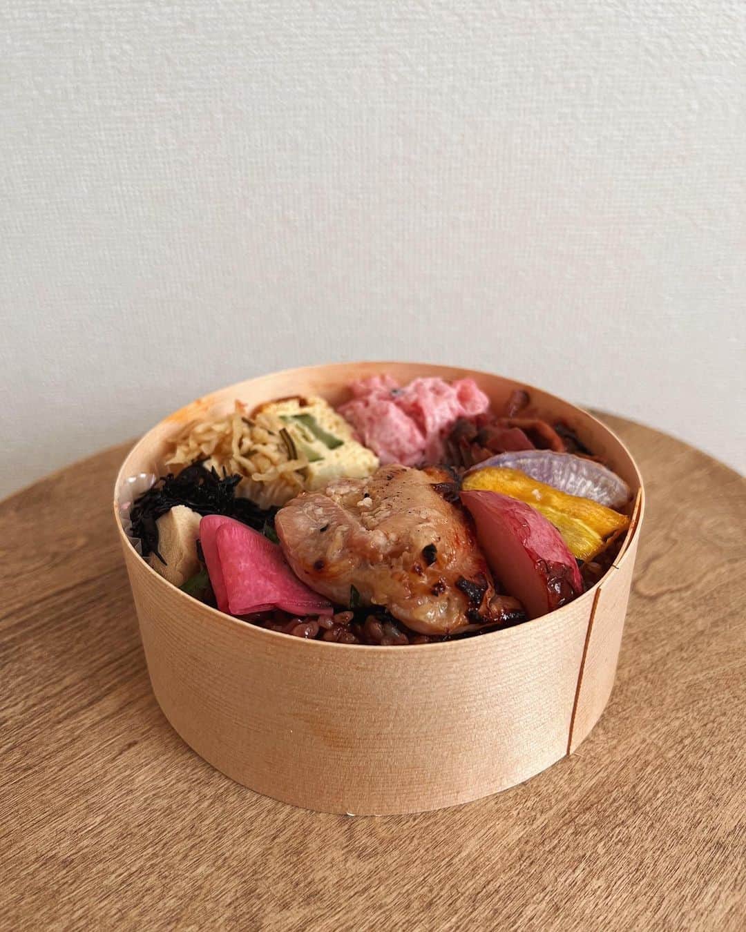 菅谷梨沙子さんのインスタグラム写真 - (菅谷梨沙子Instagram)「お昼に食べたお弁当🌸 とってもおいしかった！  お弁当作り歴5年目ですが、毎度 彩りや詰め方に苦戦する… こんなお弁当を作れるようになりたいな。」4月6日 17時19分 - risako_sugaya