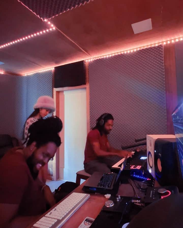 大門弥生のインスタグラム：「🇯🇲🎼 "音楽しかない悪い島へようこそ"  そう言われてスタートしたジャマイカ1週間旅。  去年行った、クルージング旅で 彼らのカルチャーに刺激を受け、  なんて言ったらいいのかな 人間よりもっと動物的というか 本来の人間の姿、と言ったらいいのか。  音楽の原点が全て、ココに詰まっているような感覚になり、今年も、導かれた🌙  音楽の才能溢れる彼らの周りには 貧困や犯罪も日常茶飯事で  どういう環境や生活をすれば このリズム感や感覚がゲット出来るんやろう。  そんな事を考えながら 発音や態度を馴染ませていくと 去年より深く、理解出来ることも多くて  @ivan_blackanese さんをはじめに、 @gachamedz @badgyalmarie さんにも沢山お世話になり、 仕事もプライベートも500%やりきれた💕  熱出たり停電したり発砲や色んなハプニングもあったけど、全てが愛しい思い出。  ラストデイのセッションでは 1週間の気持ちを全て曲に込めたので、リリース、楽しみにしていてください💕  もうすぐ日本に帰るよーー！！  お待たせ🫰🫰 4月のライブはハイライトでチェックよろしくね！」