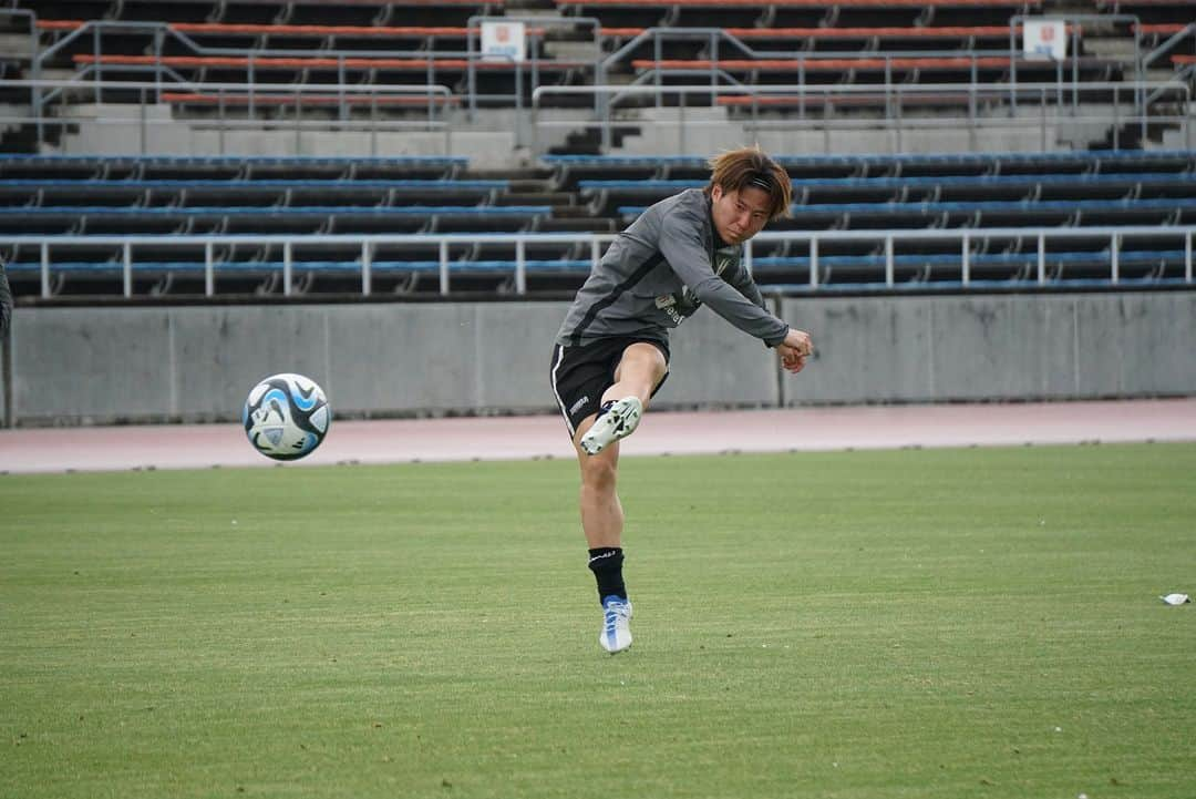 愛媛FCさんのインスタグラム写真 - (愛媛FCInstagram)「🍊EFC TRAINING PHOTO📸  FC岐阜戦に向けて🔥  #ヒカリ #ベネフィットワン #マテラ81  #ジョガボーラ #JOGARBOLA  #松田力 #ベンダンカン #石浦大雅 #佐藤諒  #大嶽拓馬 #佐々木匠 #茂木駿佑  #ニンスタ #ehimefc #愛媛FC #己超」4月6日 17時20分 - ehimefc12