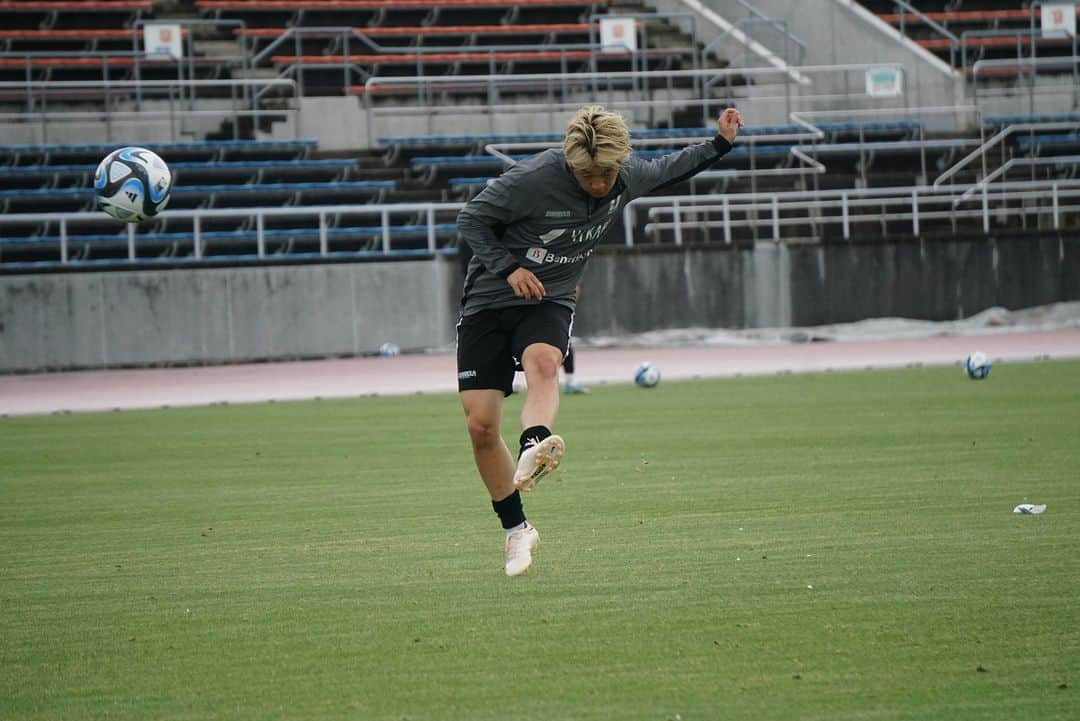 愛媛FCさんのインスタグラム写真 - (愛媛FCInstagram)「🍊EFC TRAINING PHOTO📸  FC岐阜戦に向けて🔥  #ヒカリ #ベネフィットワン #マテラ81  #ジョガボーラ #JOGARBOLA  #松田力 #ベンダンカン #石浦大雅 #佐藤諒  #大嶽拓馬 #佐々木匠 #茂木駿佑  #ニンスタ #ehimefc #愛媛FC #己超」4月6日 17時20分 - ehimefc12