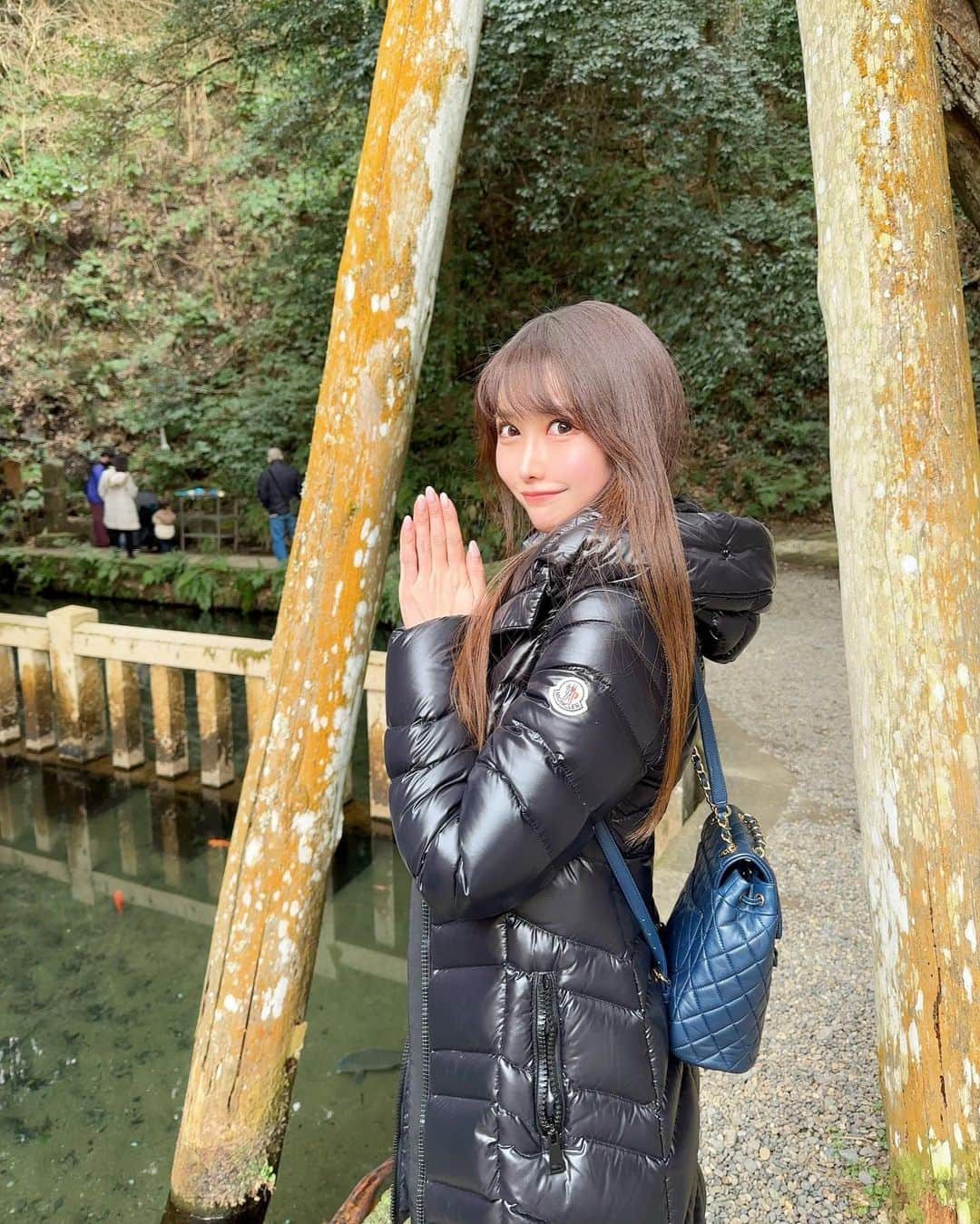 MAYUさんのインスタグラム写真 - (MAYUInstagram)「. 少し前に鹿島神宮に行ったの⛩🌿 厳かな雰囲気でとっても素敵だったよ〜🦌✨ . もうあったかいのに、この時2月末だからまだダウン着てる。。🤣 . 御手洗池という湧水で出来た池があって、透き通っていて綺麗だったなぁ✨ 石段のところに鯉の主みたいなのがずっと鎮座してた🐟 . 9枚目の立派な石は、さざれ石！🪨 さざれ石って国歌で歌うし耳にしたことはあるけど 実在するんだ〜！と初めて知った🥺 . 日本の素敵な場所、素敵な文化、素敵な歴史をもっともっと沢山知っていきたいな☺️🤍 . . #鹿島神宮#鹿島神宮御手洗池#さざれ石#神宮#神社#神社巡り#神社仏閣#神社仏閣巡り#鹿#jinjya#jinja#shrine#shrines#kashima#japan#japanese#japanphoto」4月6日 17時35分 - mayu.kina_golf