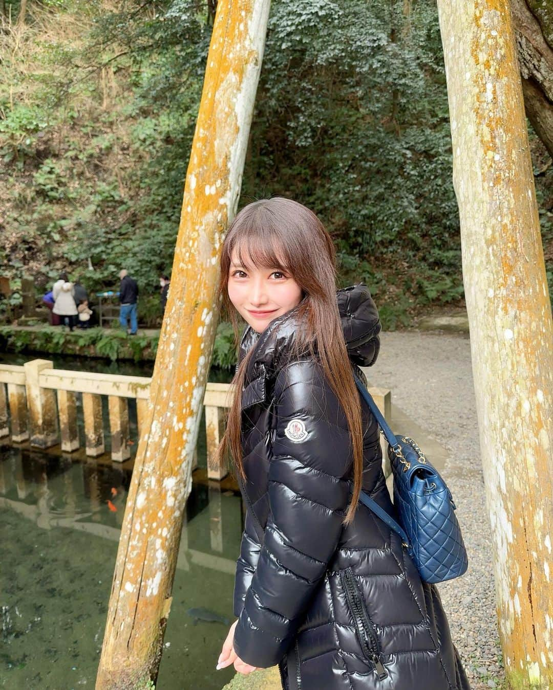 MAYUさんのインスタグラム写真 - (MAYUInstagram)「. 少し前に鹿島神宮に行ったの⛩🌿 厳かな雰囲気でとっても素敵だったよ〜🦌✨ . もうあったかいのに、この時2月末だからまだダウン着てる。。🤣 . 御手洗池という湧水で出来た池があって、透き通っていて綺麗だったなぁ✨ 石段のところに鯉の主みたいなのがずっと鎮座してた🐟 . 9枚目の立派な石は、さざれ石！🪨 さざれ石って国歌で歌うし耳にしたことはあるけど 実在するんだ〜！と初めて知った🥺 . 日本の素敵な場所、素敵な文化、素敵な歴史をもっともっと沢山知っていきたいな☺️🤍 . . #鹿島神宮#鹿島神宮御手洗池#さざれ石#神宮#神社#神社巡り#神社仏閣#神社仏閣巡り#鹿#jinjya#jinja#shrine#shrines#kashima#japan#japanese#japanphoto」4月6日 17時35分 - mayu.kina_golf