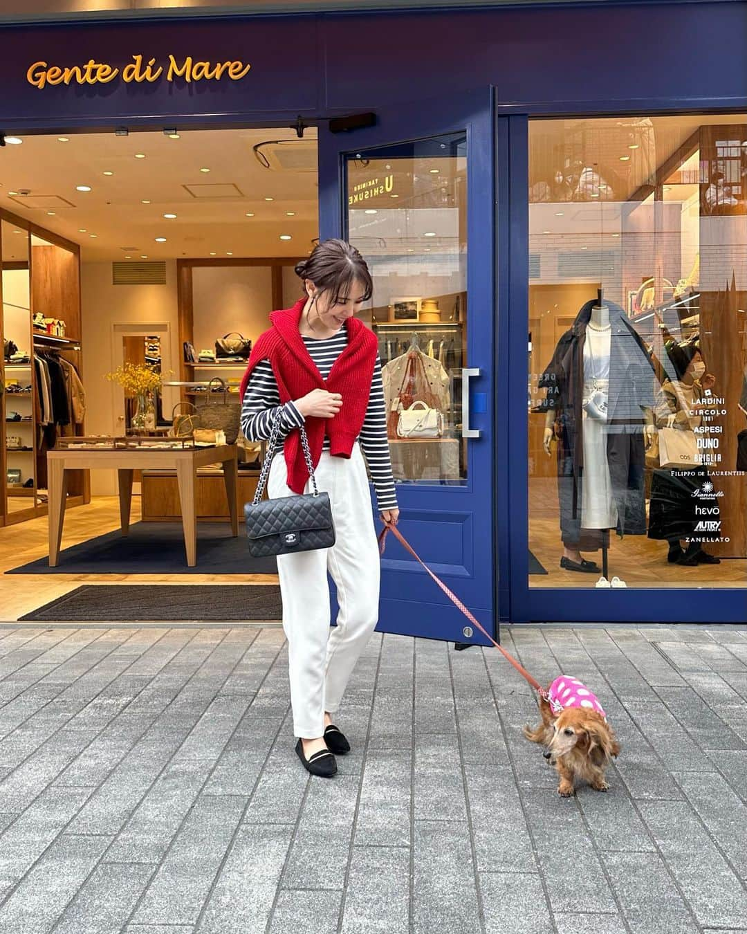 りーまるさんのインスタグラム写真 - (りーまるInstagram)「犬とおでかけ／横浜 ▶︎▶︎▶︎  横浜にある MARINE & WALKは 犬と入れるお店がたくさんで、 お散歩にもってこい🫶  （ロンハーマンはわんちゃん抱っこで入れるし、レストランもテラスは大体どこでも入れる🐶✨）  ちなみにこの日は 思いっきり歩けるように Rananの美脚シルエットタックパンツにしました！ ゴム製なので履きやすいし、 洗濯してもシルエット崩れないのが 優秀すぎてヘビロテしてます！ しかも丈の長さまでカスタムできるの✨  おばあちゃんわんこなので、 ほぼ抱っこだから 歩きやすく洗濯しやすいはほんと神パンツ🫶  #りーまるコーデ #休日コーデ #横浜散歩 #マリンアンドウォーク  -------------------------------------------- 【4月の撮影依頼お待ちしてます📷🎥】 詳細明記の上、 @riii_maru162cm  へDMよろしくお願いします😊💐 --------------------------------------------  ・ ・ ・ ・ ・ ・ ・ ・ ・ ・ #ママコーデファッション#春コーデ2023#春コーディネート#30代コーディネート#ファッション撮影  #広告撮影#東京モデル#フリーモデル #30代モデル#全国出張撮影#撮影依頼はdmで#PR #ranan #ラナン #rananstyle #トレンドコーデ #トレンドアイテム#きれいめファッション #大人ファッション #大人コーデ #大人女子 #春服 #春ファッション #春コーデ#rananパンツ」4月6日 17時28分 - riii_maru162cm