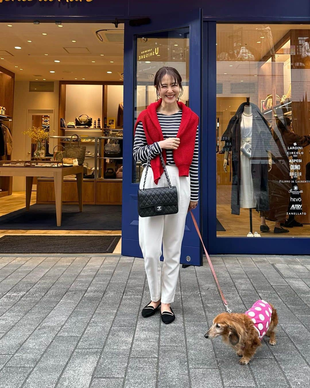 りーまるさんのインスタグラム写真 - (りーまるInstagram)「犬とおでかけ／横浜 ▶︎▶︎▶︎  横浜にある MARINE & WALKは 犬と入れるお店がたくさんで、 お散歩にもってこい🫶  （ロンハーマンはわんちゃん抱っこで入れるし、レストランもテラスは大体どこでも入れる🐶✨）  ちなみにこの日は 思いっきり歩けるように Rananの美脚シルエットタックパンツにしました！ ゴム製なので履きやすいし、 洗濯してもシルエット崩れないのが 優秀すぎてヘビロテしてます！ しかも丈の長さまでカスタムできるの✨  おばあちゃんわんこなので、 ほぼ抱っこだから 歩きやすく洗濯しやすいはほんと神パンツ🫶  #りーまるコーデ #休日コーデ #横浜散歩 #マリンアンドウォーク  -------------------------------------------- 【4月の撮影依頼お待ちしてます📷🎥】 詳細明記の上、 @riii_maru162cm  へDMよろしくお願いします😊💐 --------------------------------------------  ・ ・ ・ ・ ・ ・ ・ ・ ・ ・ #ママコーデファッション#春コーデ2023#春コーディネート#30代コーディネート#ファッション撮影  #広告撮影#東京モデル#フリーモデル #30代モデル#全国出張撮影#撮影依頼はdmで#PR #ranan #ラナン #rananstyle #トレンドコーデ #トレンドアイテム#きれいめファッション #大人ファッション #大人コーデ #大人女子 #春服 #春ファッション #春コーデ#rananパンツ」4月6日 17時28分 - riii_maru162cm