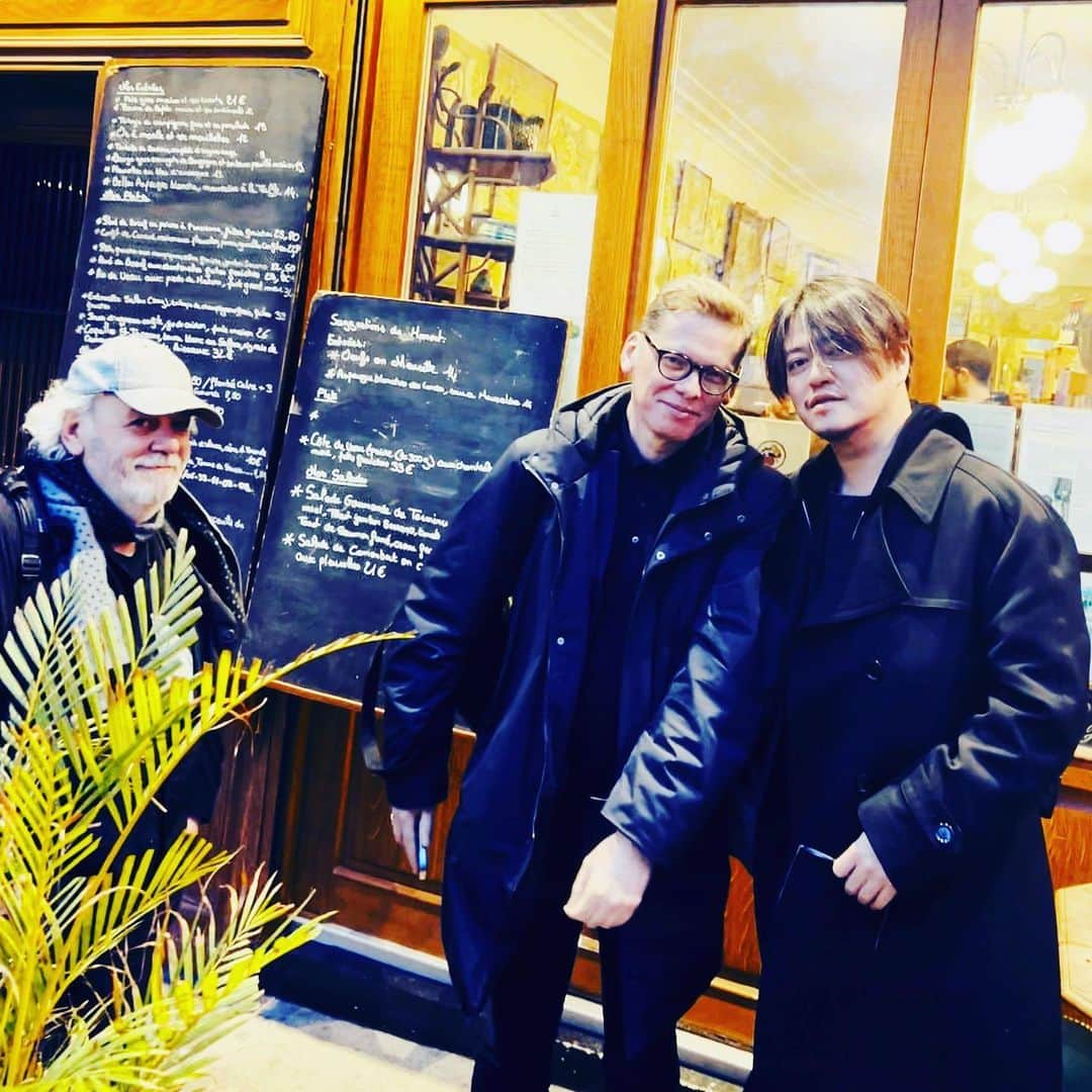 渋谷慶一郎のインスタグラム：「シャトレ座の前のよく行くビストロに行って「う、一組待ちか」と思ったら友達のパスカルだったからパシャリ。 I went to my favorite bistro in front of Theatre du Chatelet and thought, "Ugh, waiting for a pair?" and it was my friend @pascal_beausse」
