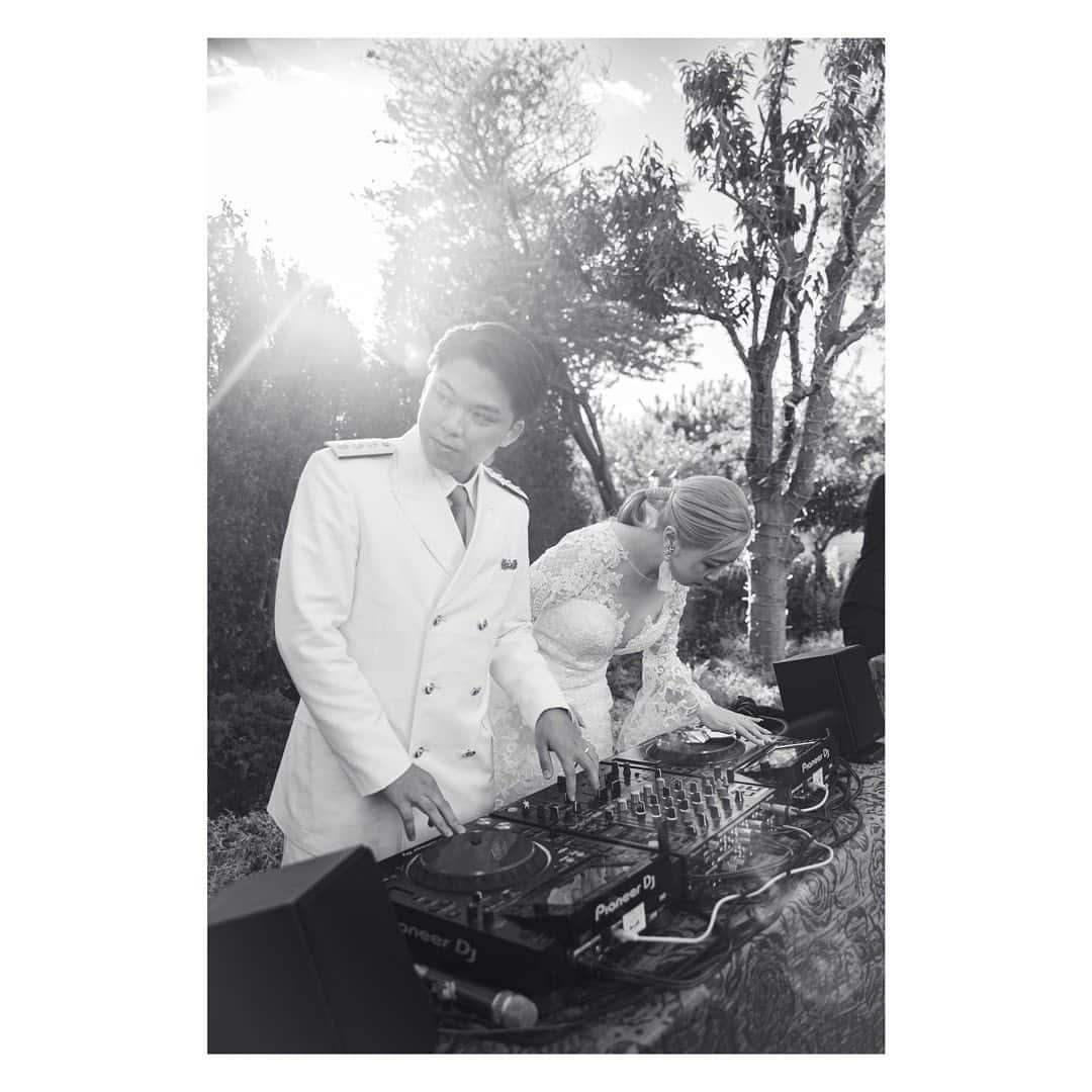 【公式】アートグレイスネクスト芦屋のインスタグラム：「DJ TIME . . cool !!! natural !!! . 両方外せない一瞬入魂なひととき でもありました♪ . . 5枚目は お付き合いされてる時の 彼女から彼氏へのプレゼントとしてのピアス✨✨ . 披露宴再入場で付けるあたり 新郎様満点💯ですね✨  #前撮り #前撮りレポ #前撮りヘア #前撮りポーズ #前撮りブーケ #ビーチフォト #ウェディングドレス #ウェディングヘア #ウェディングフォト #フォトウェディング #ブライダルフォトグラファー #結婚式 #結婚式場 #結婚式準備 #和装前撮り #花嫁 #花嫁準備 #プレ花嫁 #卒花 #花嫁レポ #日本中のプレ花嫁さんと繋がりたい  #beachphotoshoot #ビーチフォトウェディング #お支度ショット #weddingphotography  #ナイトウェディング #ナイトガーデン」
