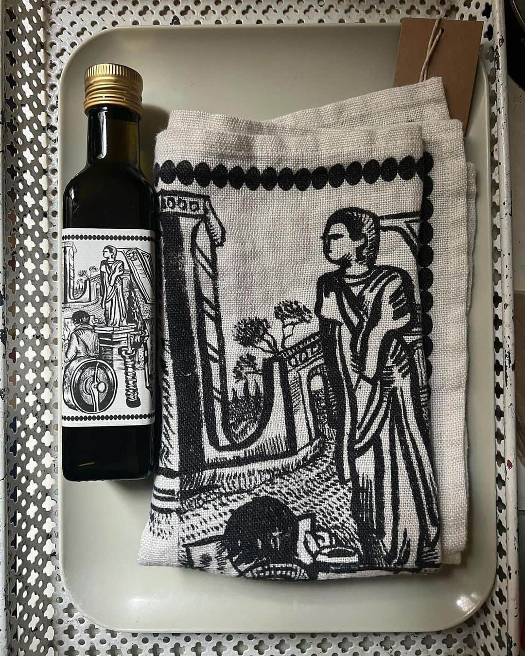 アーペーセーさんのインスタグラム写真 - (アーペーセーInstagram)「Cooking with A.P.C. 🫒 Our olive oil and tea towel captured in action by our community.   This bottle of certified organic olive oil is the result of the first-time partnership between A.P.C. and the Moulin des Ombres mill based in @chateau_de_montfrin in the South of France.  The label and linen tea towel are designed by Mathias Augustyniak from @mmparisdotcom  Get yours in all A.P.C. stores in Europe and Japan.   #APCParis」4月6日 17時29分 - apc_paris