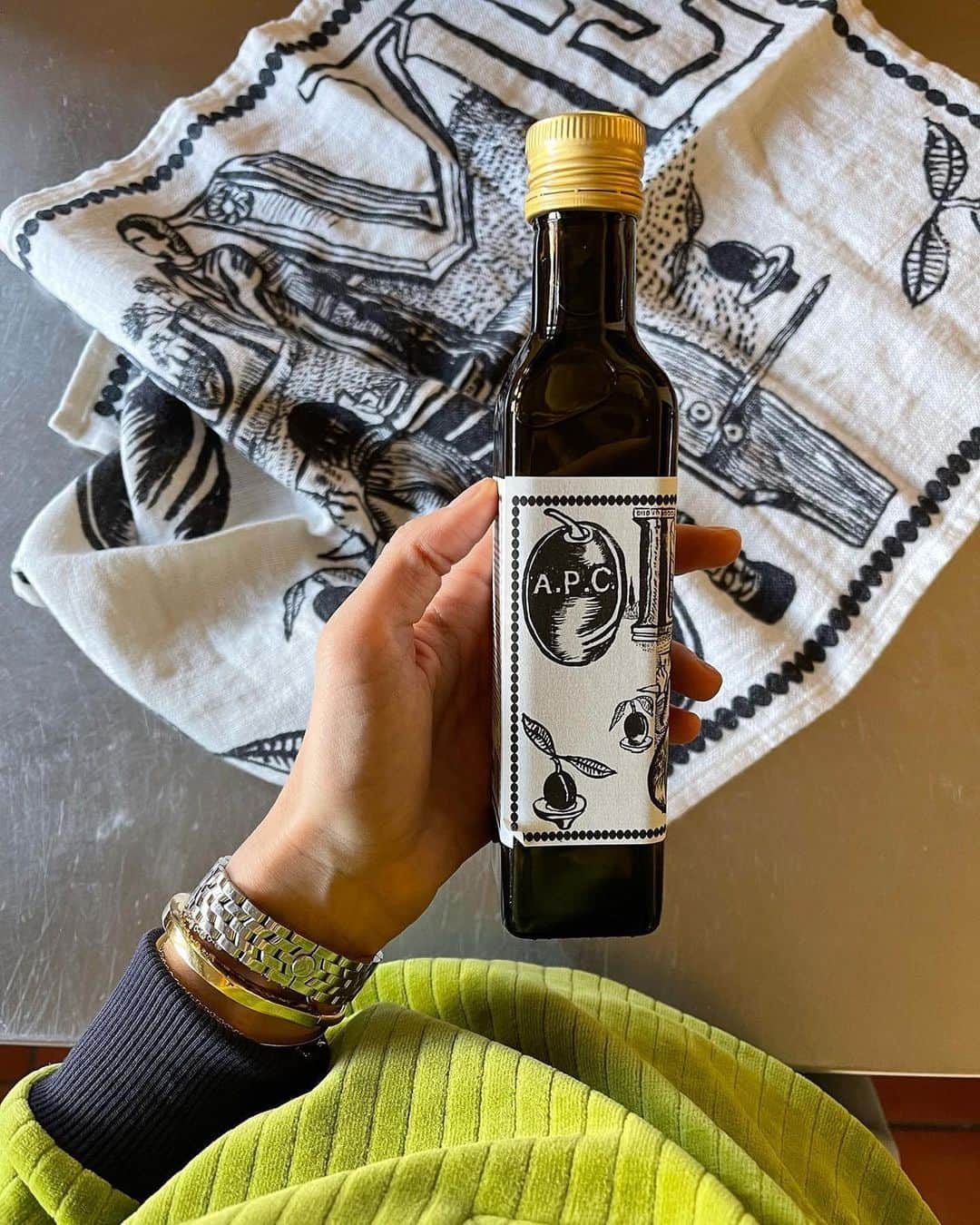 アーペーセーさんのインスタグラム写真 - (アーペーセーInstagram)「Cooking with A.P.C. 🫒 Our olive oil and tea towel captured in action by our community.   This bottle of certified organic olive oil is the result of the first-time partnership between A.P.C. and the Moulin des Ombres mill based in @chateau_de_montfrin in the South of France.  The label and linen tea towel are designed by Mathias Augustyniak from @mmparisdotcom  Get yours in all A.P.C. stores in Europe and Japan.   #APCParis」4月6日 17時29分 - apc_paris