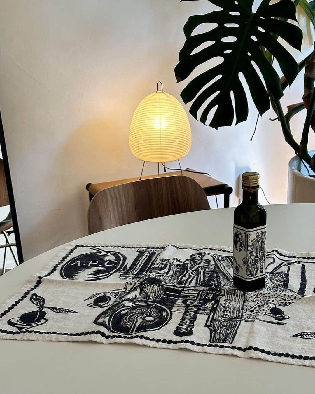 アーペーセーさんのインスタグラム写真 - (アーペーセーInstagram)「Cooking with A.P.C. 🫒 Our olive oil and tea towel captured in action by our community.   This bottle of certified organic olive oil is the result of the first-time partnership between A.P.C. and the Moulin des Ombres mill based in @chateau_de_montfrin in the South of France.  The label and linen tea towel are designed by Mathias Augustyniak from @mmparisdotcom  Get yours in all A.P.C. stores in Europe and Japan.   #APCParis」4月6日 17時29分 - apc_paris