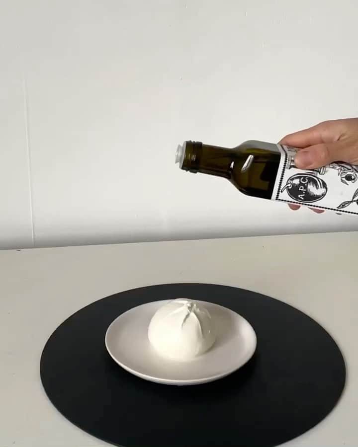 のインスタグラム：「Cooking with A.P.C. 🫒 Our olive oil and tea towel captured in action by our community.   This bottle of certified organic olive oil is the result of the first-time partnership between A.P.C. and the Moulin des Ombres mill based in @chateau_de_montfrin in the South of France.  The label and linen tea towel are designed by Mathias Augustyniak from @mmparisdotcom  Get yours in all A.P.C. stores in Europe and Japan.   #APCParis」