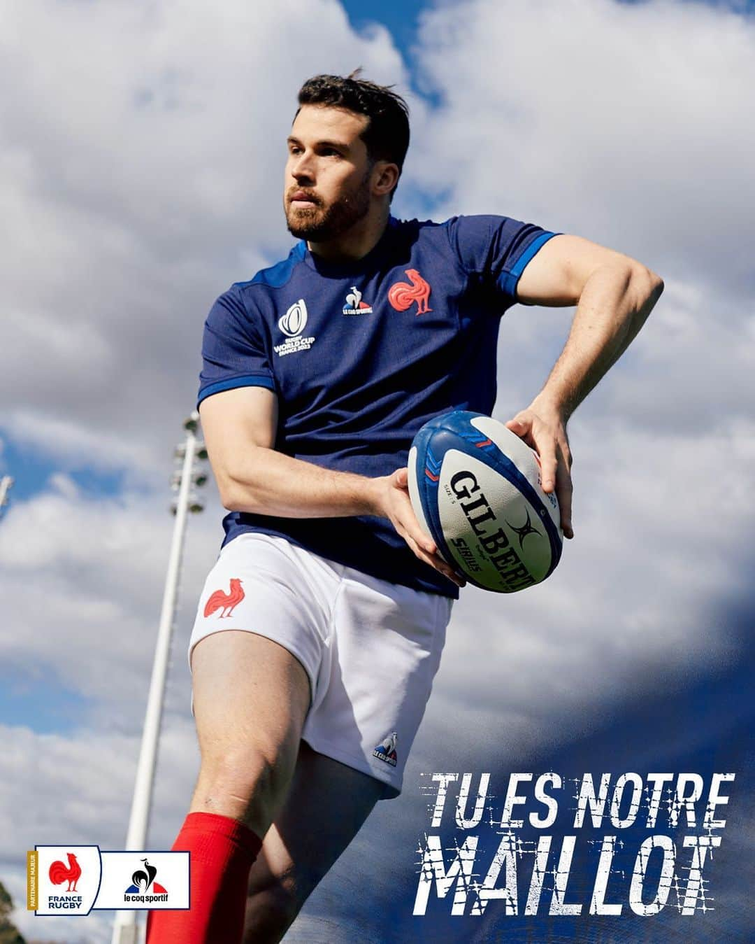 ルコックスポルティフのインスタグラム：「LE NOUVEAU MAILLOT DU XV DE FRANCE POUR LA COUPE DU MONDE DE RUGBY 2023 EST LÀ !!! 💙🤍❤️ Un maillot avec un nouveau bleu, le bleu France, celui de notre drapeau.  Depuis 2018, nous écrivons notre histoire avec le rugby amateur. Premiers supporters, premier pilier du XV de France, ce sont eux qui mettent ce nouveau maillot à l’honneur aujourd’hui 🤝  Dispo en vente dès maintenant.   #TuEsNotreMaillot #NeFaisonsXV #RWC2023 #rugby #sport」