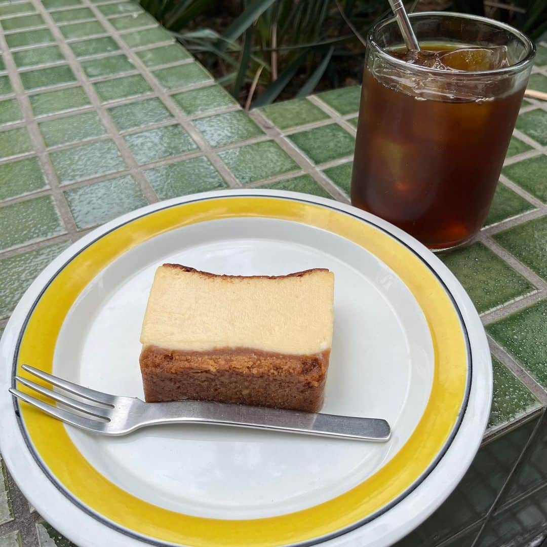 のインスタグラム：「【ABOUT LIFE COFFEE BREWERS 渋谷一丁目】  Good evening Shibuya!  New cheesecakes 【Baked rare cheese cake🧀🍰 】are now available!  Baked rare cheese cake goes perfectly with coffee! Please try it when you visit Shibuya!  Baked and prepared at the store in @onibuscoffee_jiyugaoka 🏠  Enjoy with coffee or cafe latte🥤  季節ごとに内容が変わるチーズケーキ😋  onibus coffee の自由が丘の店舗で焼き上げてご用意しています💁‍♂️ →@onibuscoffee_jiyugaoka   お気に入りのコーヒーやカフェラテと一緒に是非お楽しみ下さい✨  🚴dogenzaka shop 9:00-18:00(weekday) 11:00-18:00(weekend and Holiday) 🌿shibuya 1chome shop 8:00-18:00  #aboutlifecoffeebrewers #aboutlifecoffeerewersshibuya #aboutlifecoffee #onibuscoffee #onibuscoffeenakameguro #onibuscoffeejiyugaoka #onibuscoffeenasu #akitocoffee  #stylecoffee #warmthcoffee #aomacoffee #specialtycoffee #tokyocoffee #tokyocafe #shibuya #tokyo」