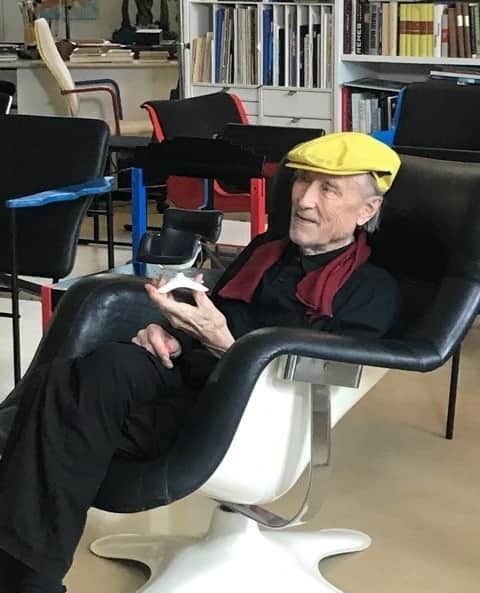 Artekさんのインスタグラム写真 - (ArtekInstagram)「Happy 90th Birthday Yrjö Kukkapuro! ⁠ ⁠ Born in Viipuri in 1933, Finnish designer Yrjö Kukkapuro as spent close to seven decades refining the ways in which we sit in comfort. His most famous product is the Karuselli Chair (on which he is sitting in this image). It was named the most comfortable chair in the world by The New York Times in 1974. ⁠ ⁠ The Karuselli Chair is currently being sold in a special colour at @artekhelsinki. If you are in Helsinki make sure to visit our store.⁠ ⁠ To discover more about Kukkapuro and his Karuselli Chair visit the link in bio. ⁠ ⁠ Photo curtesy of Isa Kukkapuro」4月6日 17時45分 - artekglobal