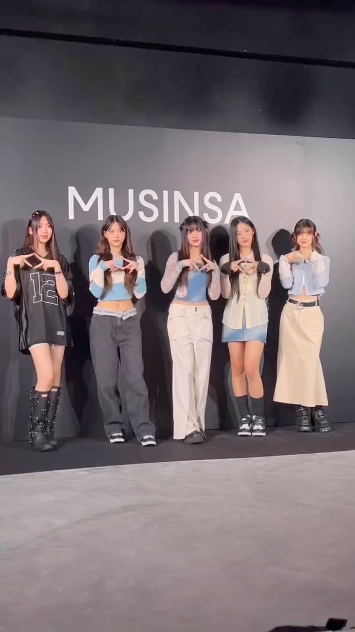 のインスタグラム：「NewJeansが原宿に降臨✨「MUSINSA （ムシンサ）」ポップアップストアのオープニングイベントの様子をお届け📸  韓国No.1 ファッションECサイト「ムシンサ」が、日本初となるポップアップストアを原宿にオープン🤍それを祝して、グローバルアンバサダーを務めるNewJeansが来日😍オープニングイベントの様子を今すぐチェック！  MUSINSA TOKYO POP-UP STORE 期間：2023年4月7日（金）～ 16日（日） 場所：原宿八角館ビル（東京都渋谷区神宮前6丁目4-1 1F / B1F）  @newjeans_official @musinsa_japan @musinsa_global  #musinsa #ムシンサ #原宿 #newjeans  #ニュージーンズ #minji #minjinewjeans #hanni #hanninewjeans #danielle #daniellenewjeans #haerin #haerinnewjeans #hyein #hyeinnewjeans #韓国ファッション #韓国アイドル #韓国アイドルファッション」